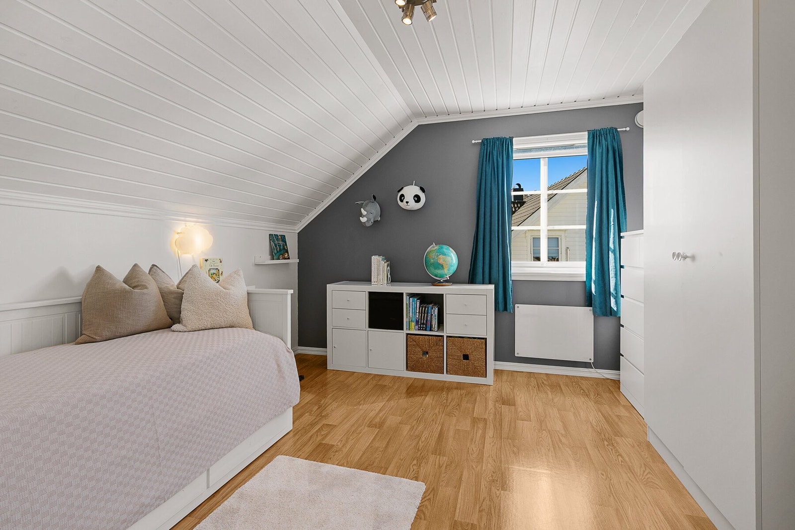 Praktisk soverom med god plass til seng og oppbevaring. Galleribilde