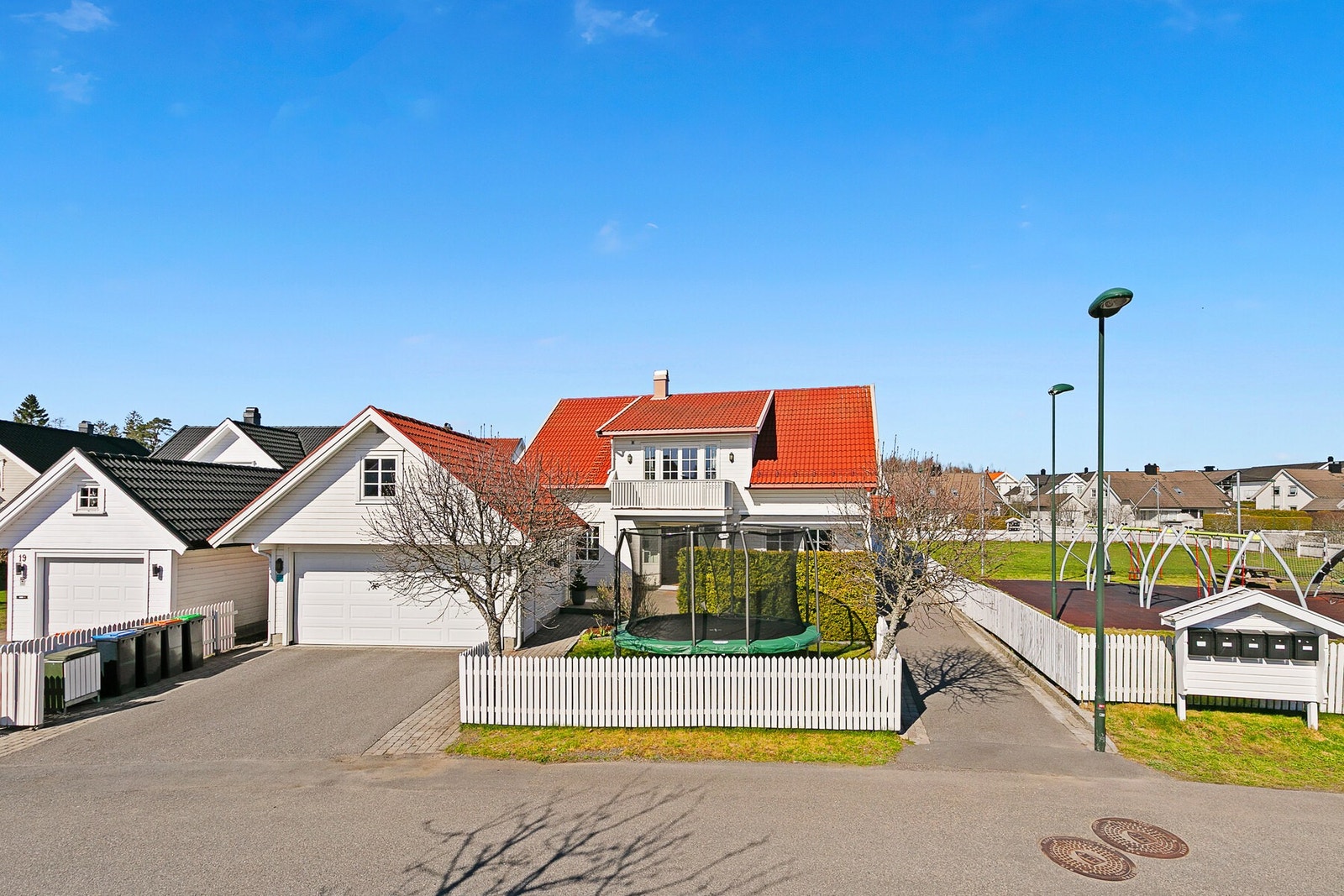 Enebolig med dobbelgarasje med umiddelbar nærhet til lekeplass Galleribilde