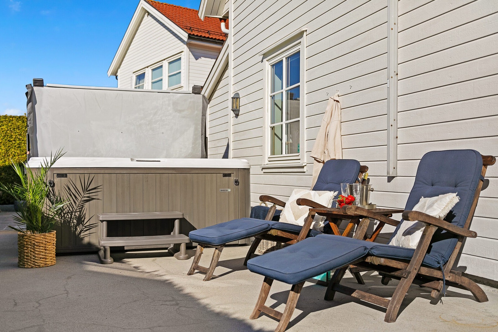 Uteområde med plass til jacuzzi - denne medfølger ikke i salget Galleribilde