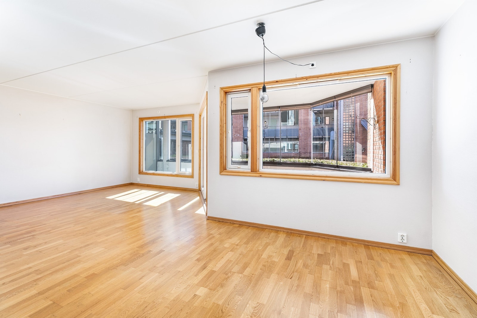 Innvendige overflater i leiligheten er i stor grad fra byggeåret og hovedsakelig i god stand. Stedvis utbedring bør likevel påregnes. Galleribilde