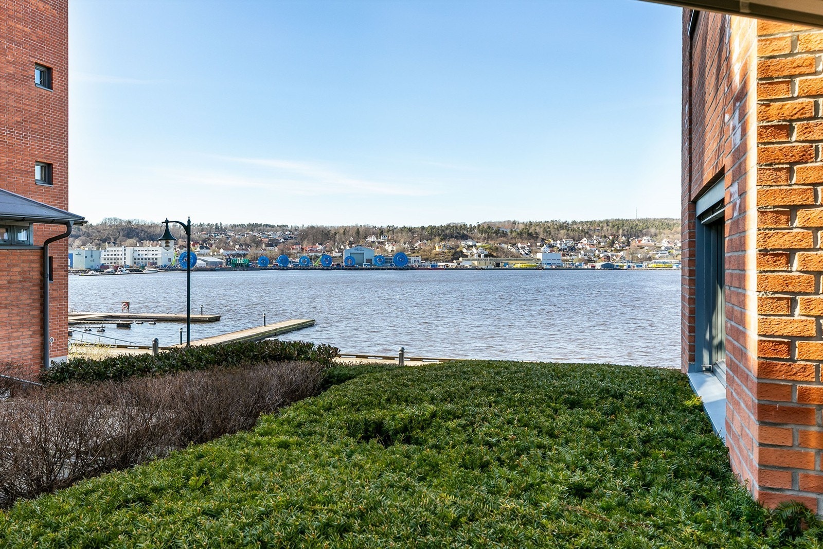 På verandaen sees utsikt til sjøen i Mossesundet og til Jeløy i vest. Fotograf; Børge Oppegård. Galleribilde