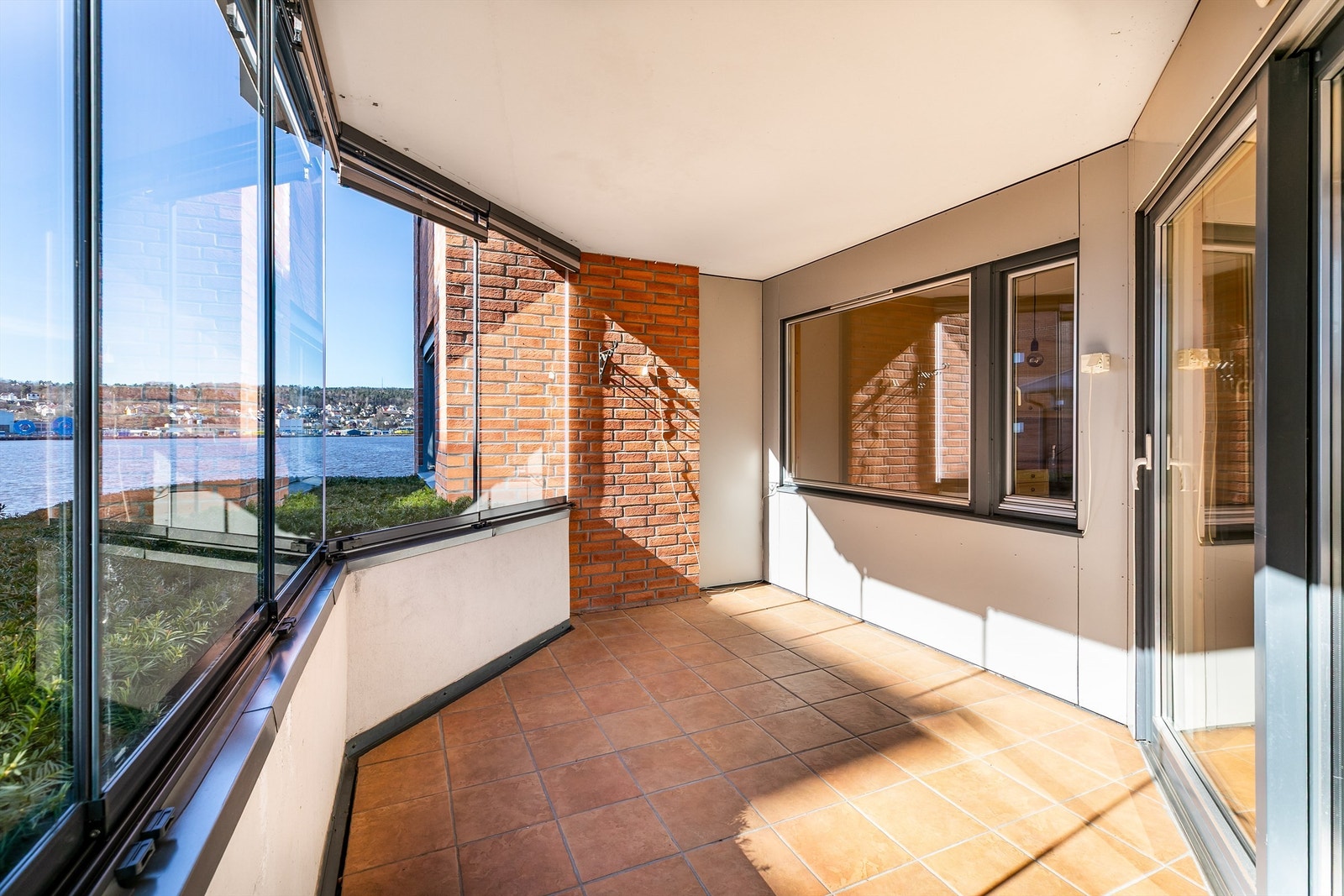 Leiligheten har en lett tilgjengelig plassering i første etasje, med en romslig veranda orientert i sørvestlig retning. Fotograf; Børge Oppegård. Galleribilde