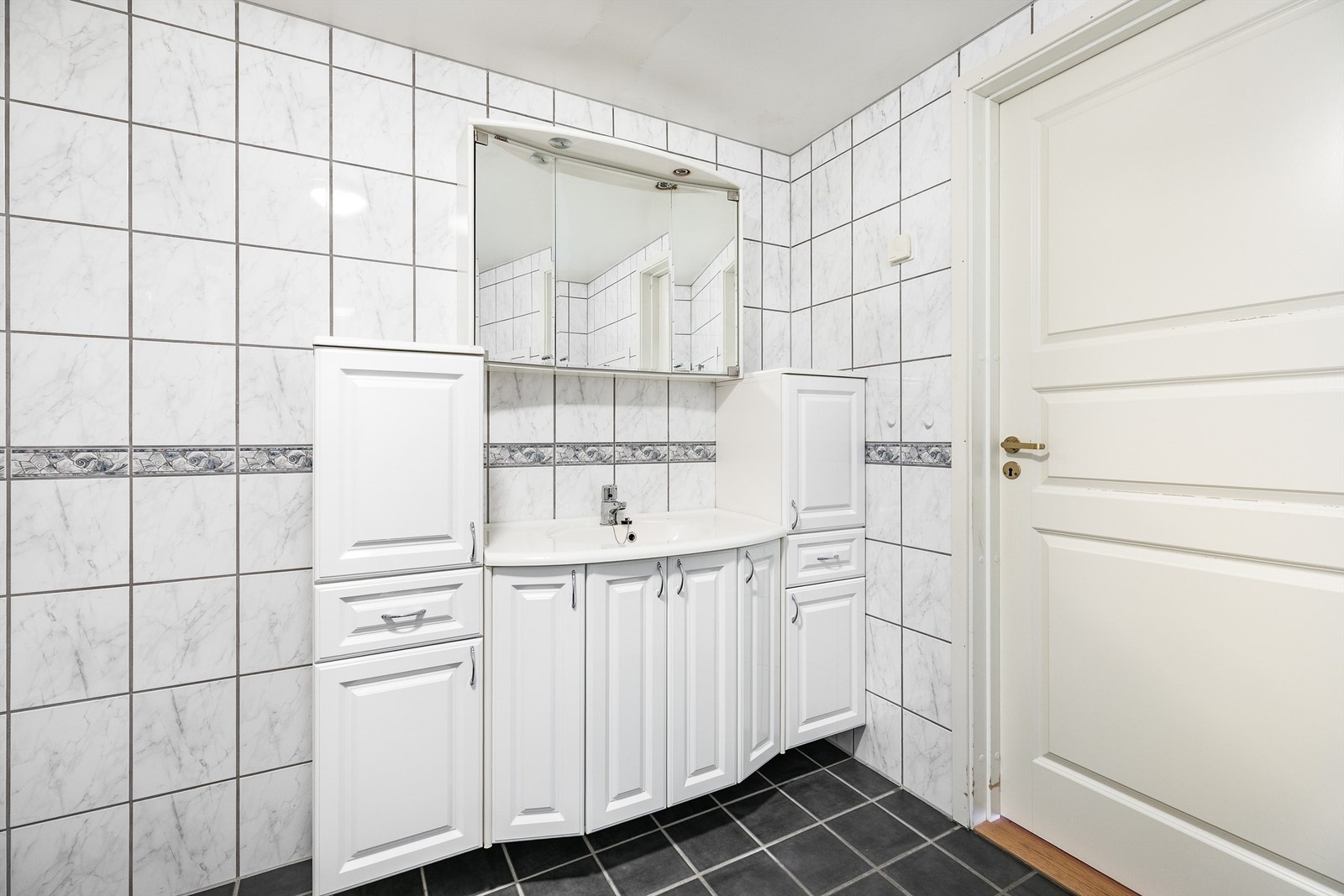 Badet er også fra byggeåret og har et generøst areal på over 7 kvm. Galleribilde