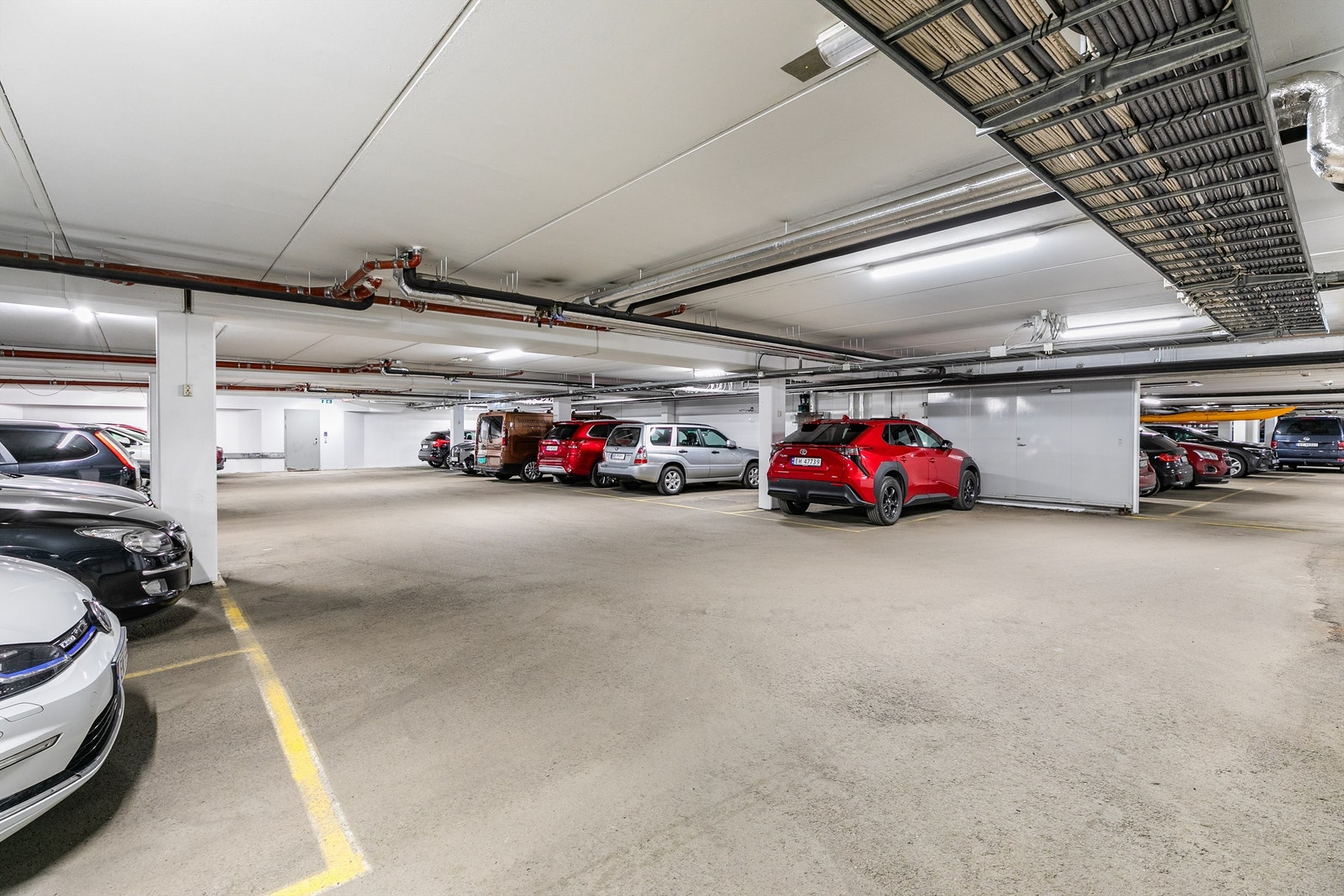 Leiligheten har vedtektsfestet medfølgende parkeringsplass i felles garasjeanlegg. Lader til EL-bil ble montert i 2025. Galleribilde