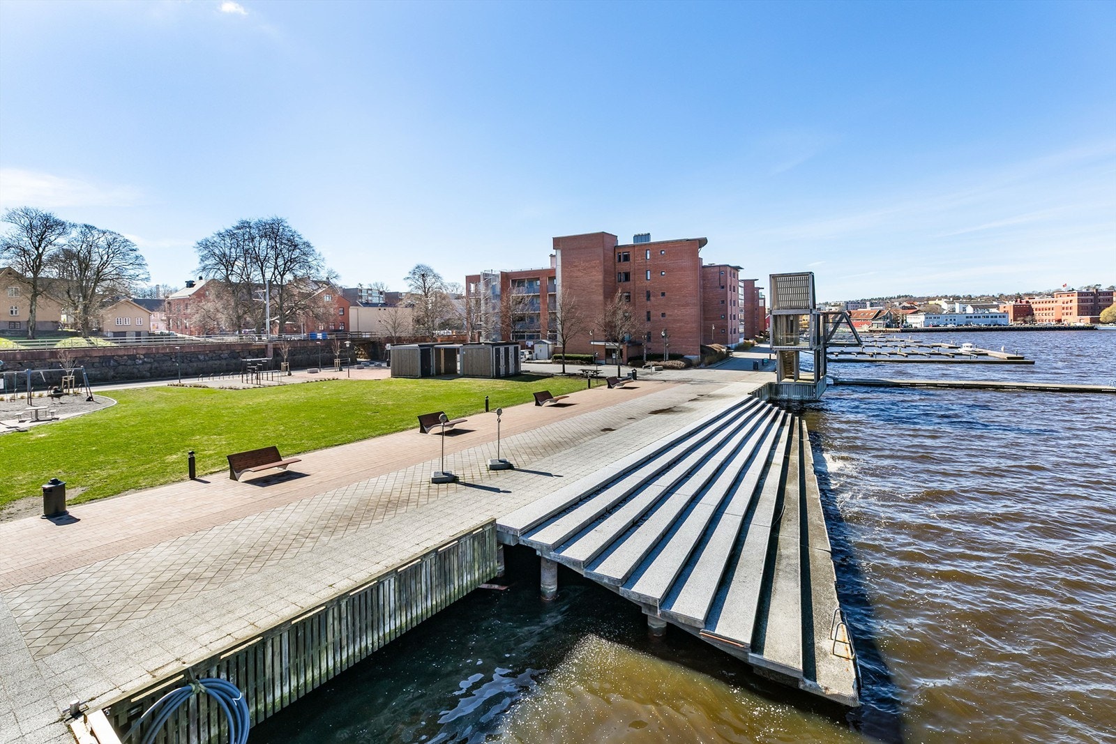Hoppe i havet kan du gjøre fra bryggen rett utenfor sameiet. Her er også badstuehus og stupetårn oppført. Galleribilde
