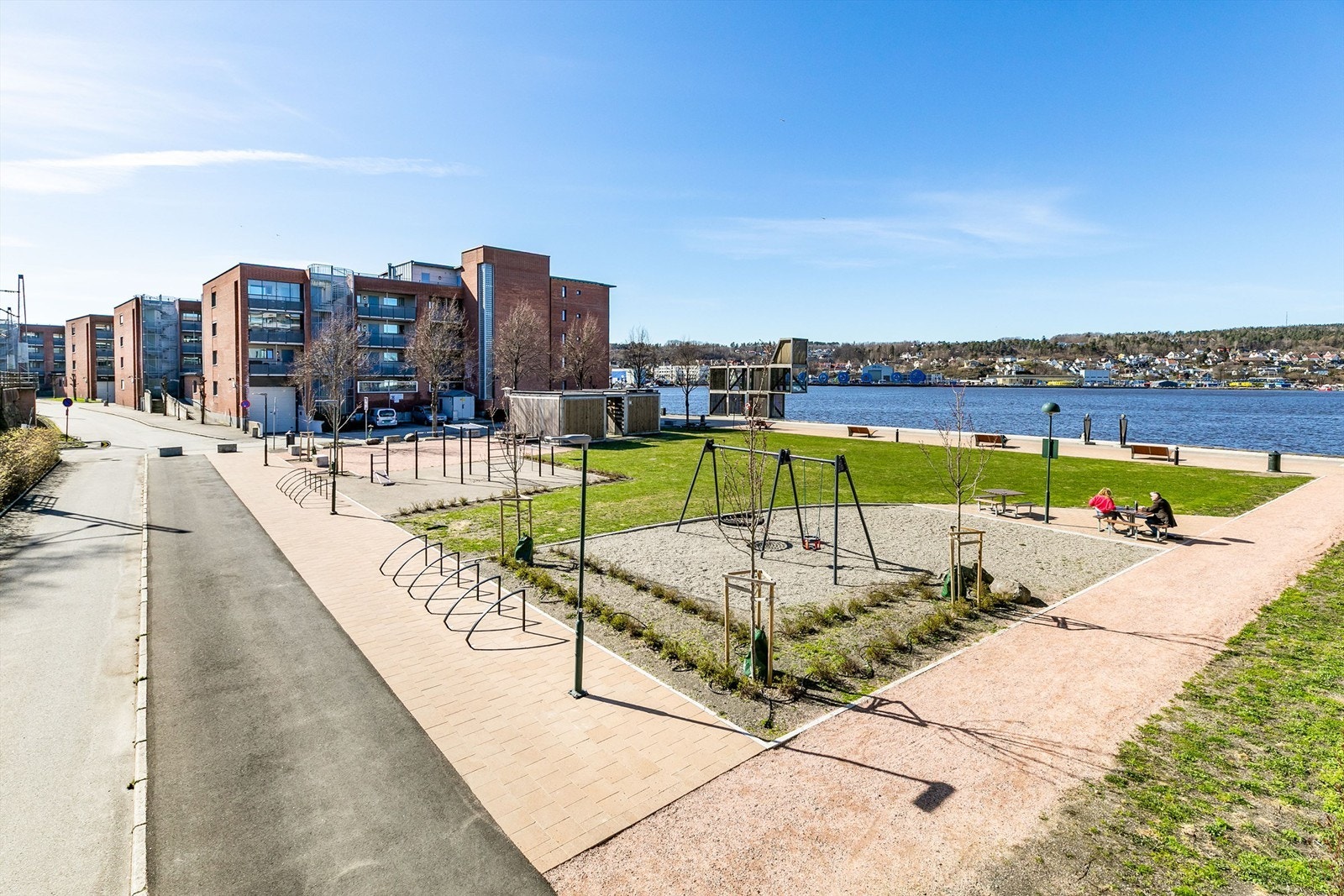 I Fleischer Brygge bor du bokstavelig talt ved bryggekanten. Den store Fleischerparken er i senere år er oppgradert med nye lekeapparater og sanitæranlegg. Galleribilde