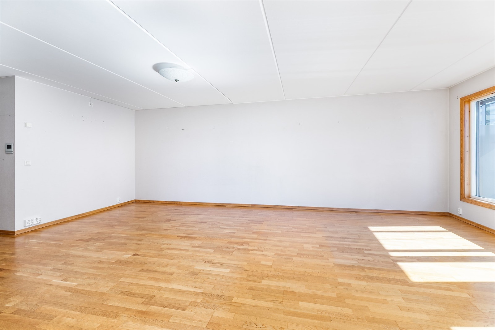 Stuen er på det meste hele syv meter lang og enkel å møblere. Gulvet er av parkett, som i alle øvrige rom utenom badet. Galleribilde