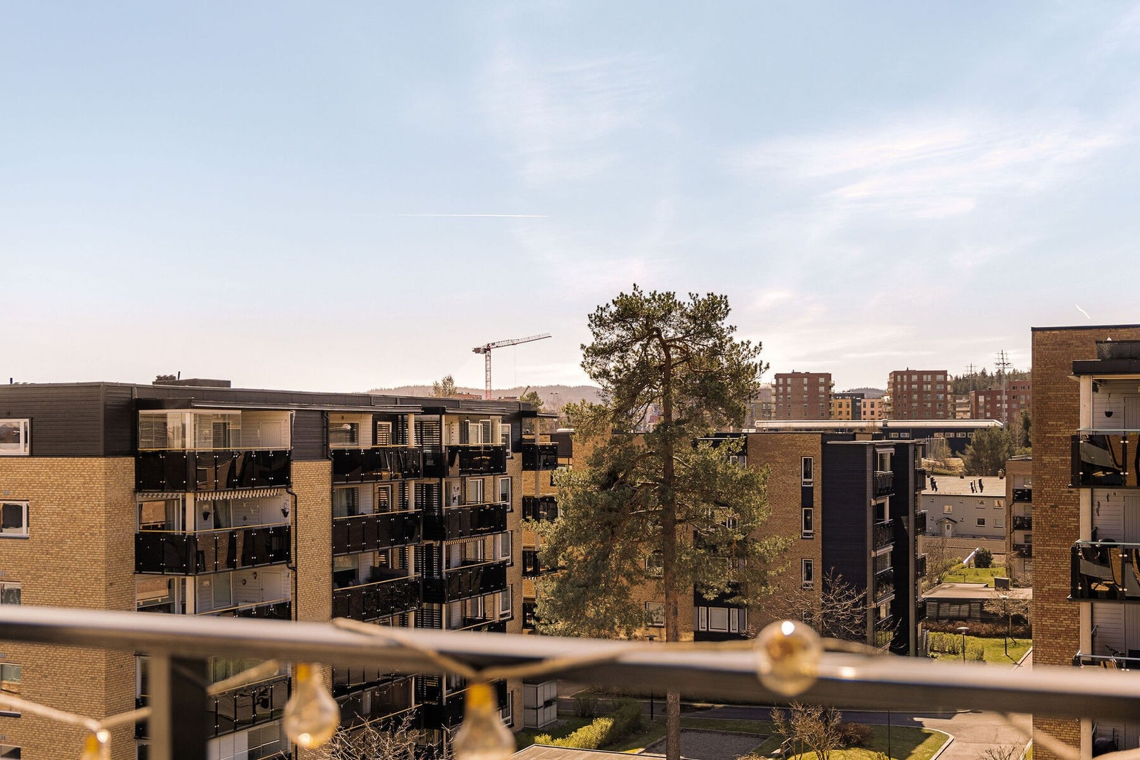 Her kan man nyte utsyn mot Rolvsrud park, samtidig som elektrisk markise og utebelysning legger til rette for bruk fra morgen til kveld. Galleribilde