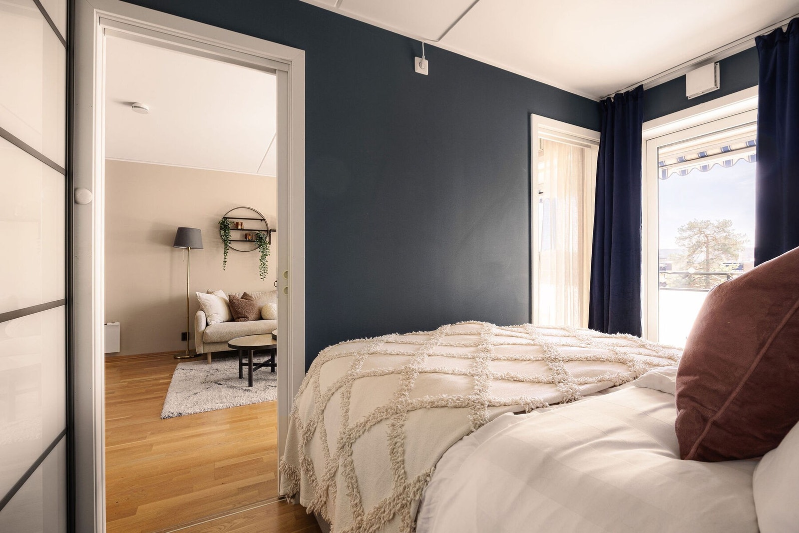 Langs veggen er det montert en romslig skyvedørsgarderobe som gir gode oppbevaringsmuligheter. Galleribilde
