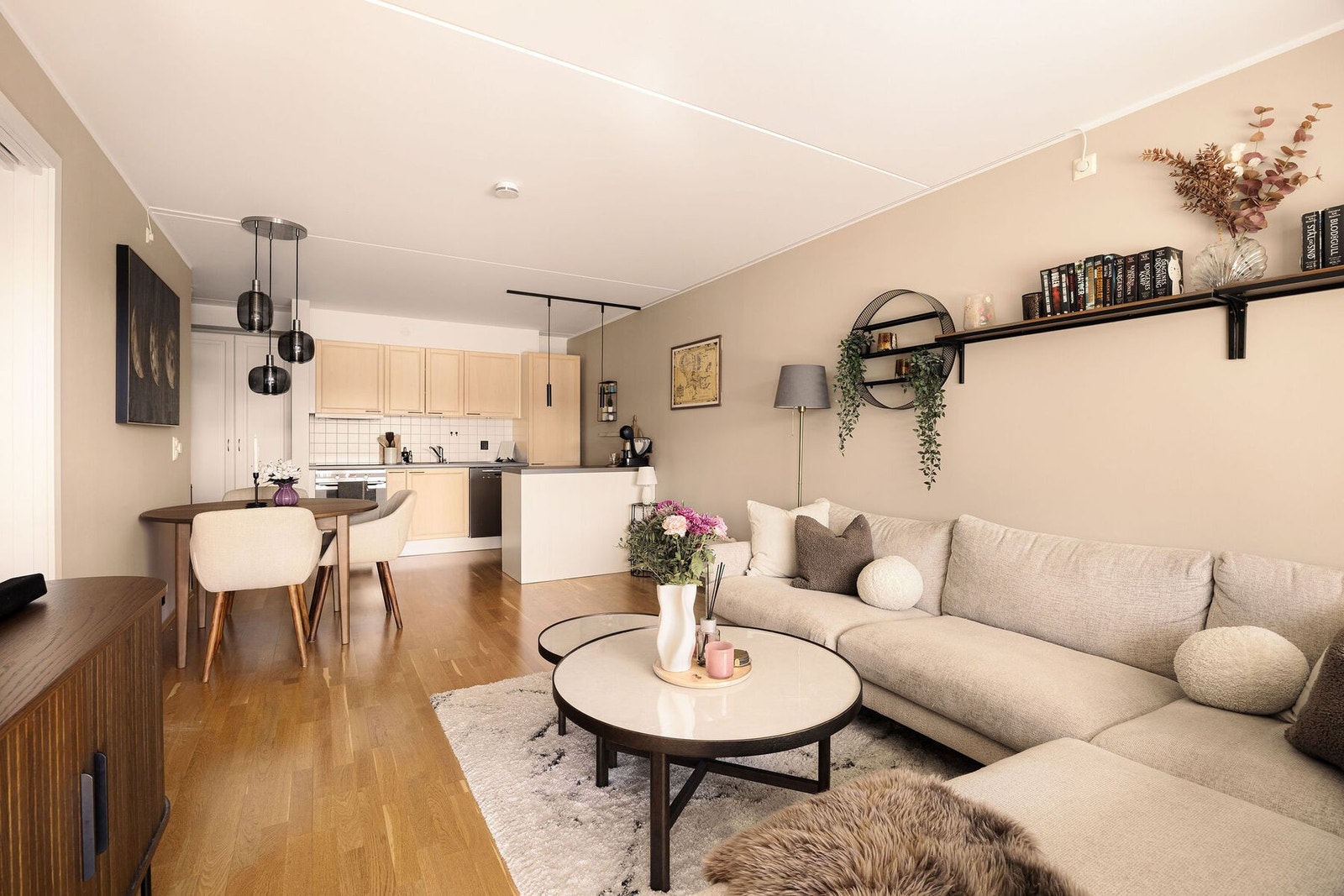 Her er det god plass til en romslig sofagruppe med tilhørende møblement, samtidig som det naturlig lar seg etablere en hyggelig spiseplass i tilknytning til kjøkkenet. Galleribilde