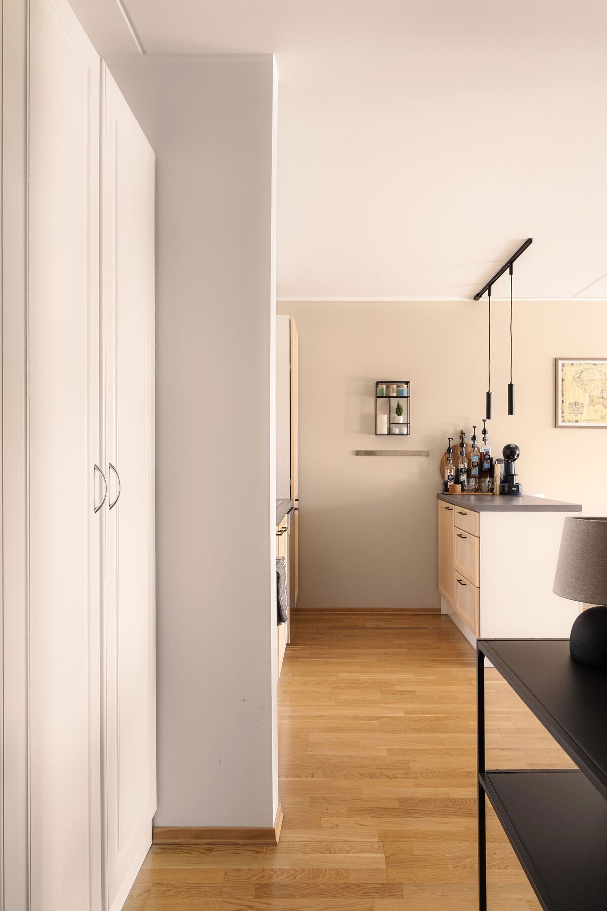 I tillegg er det garderobeplass i entréen, samt lagring i bod på balkongen og ekstern bod på etasjeplan. Galleribilde