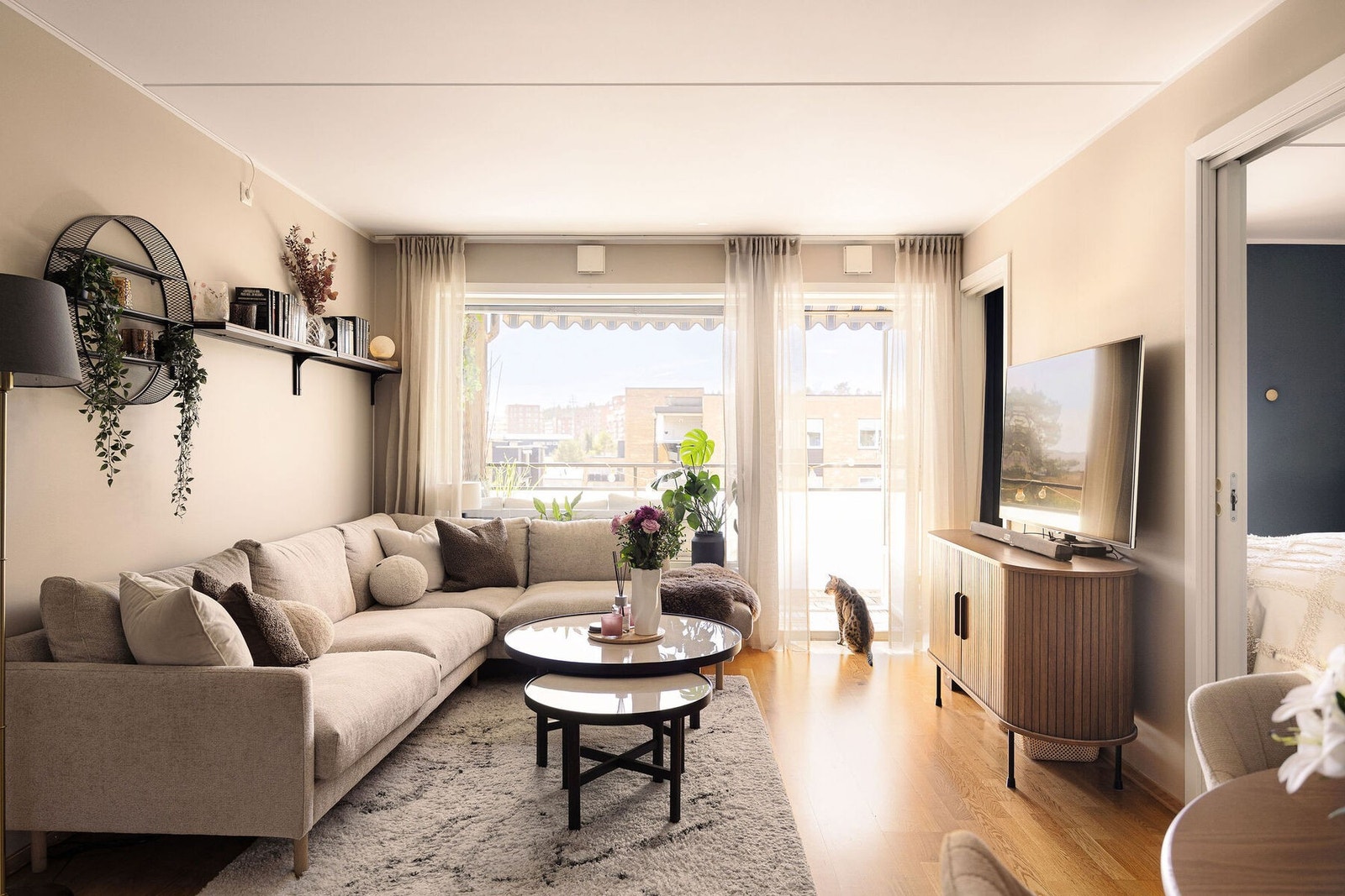 Lys og innbydende stue i åpen løsning med kjøkken. store vindusflater og glassdør mot den sydvendte balkongen sørger for rikelig med naturlig lys gjennom hele dagen. Galleribilde