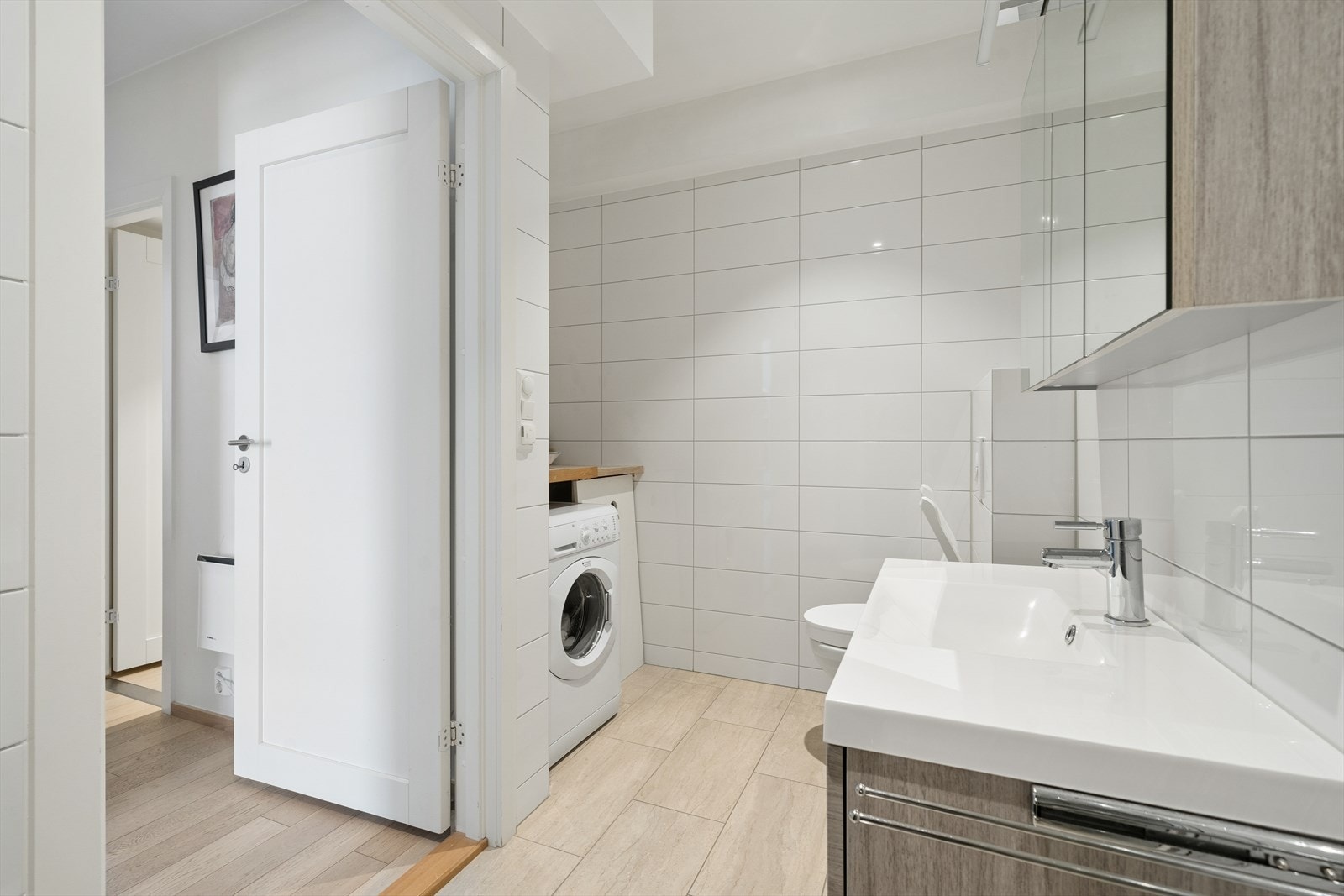 Badet er fullfliset og er innredet med servant, toalett, opplegg for vaskemasin samt dusjnisje Galleribilde