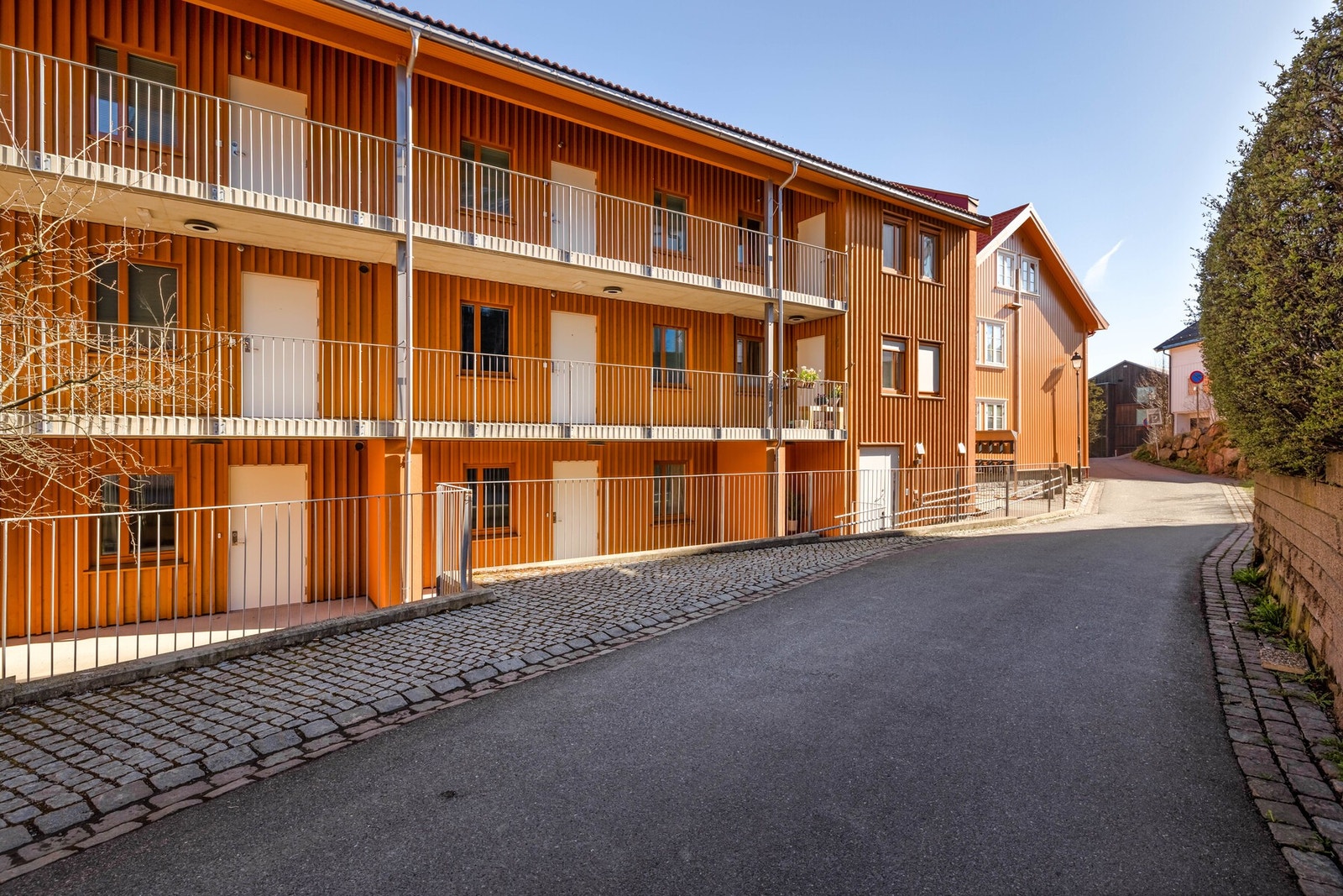 Leiligheten disponerer egen bod i kjeller, med støpt gulv og vegger i tre, som gir praktisk lagringsplass. Galleribilde