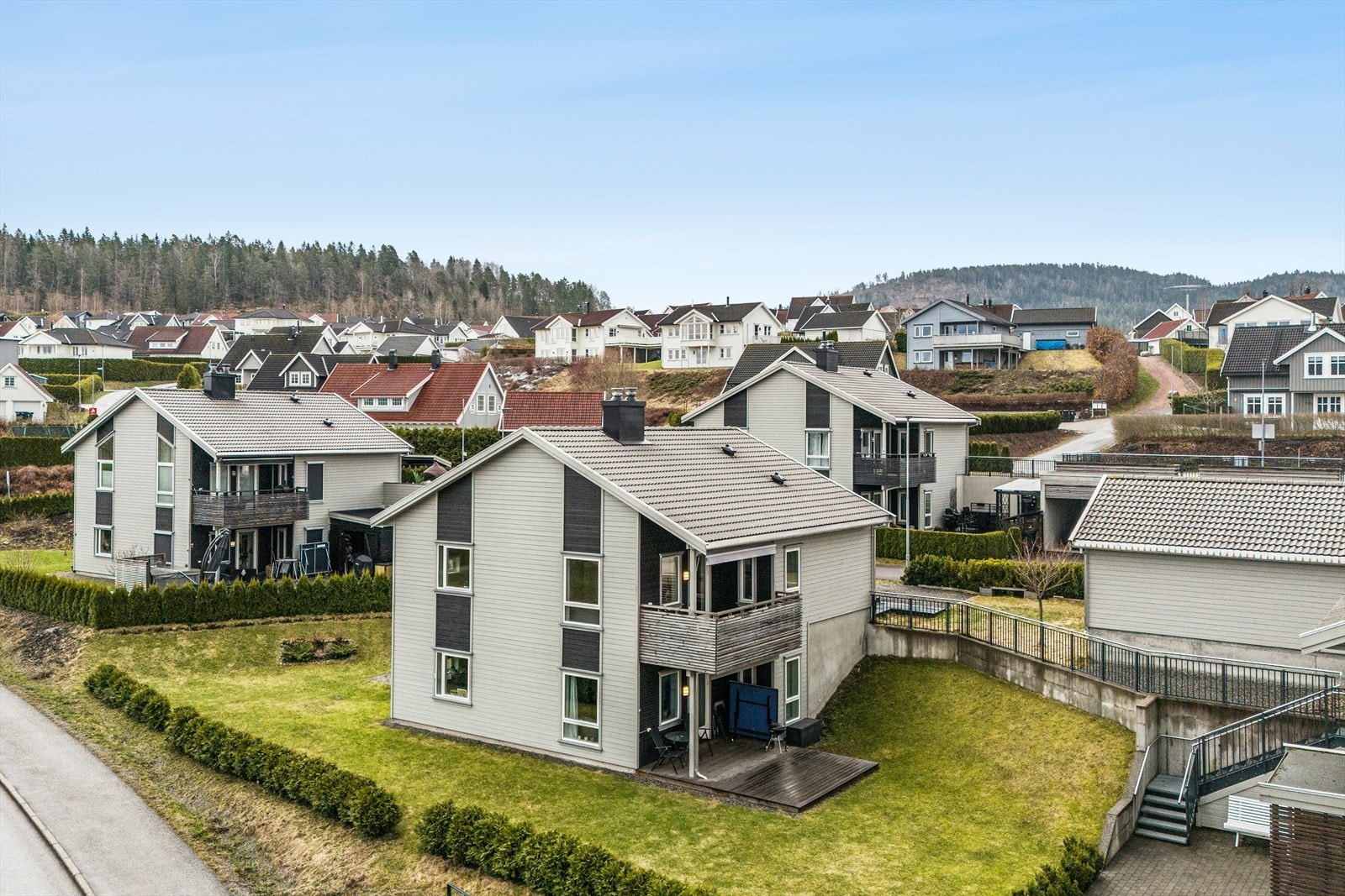 Eiendommen ligger i et rolig og familievennlig boligområde med moderne bebyggelse. Galleribilde