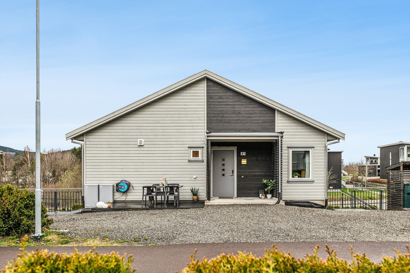Parkering i egen carport med en tilhørende bod på 5 m² for ekstra lagring. Galleribilde