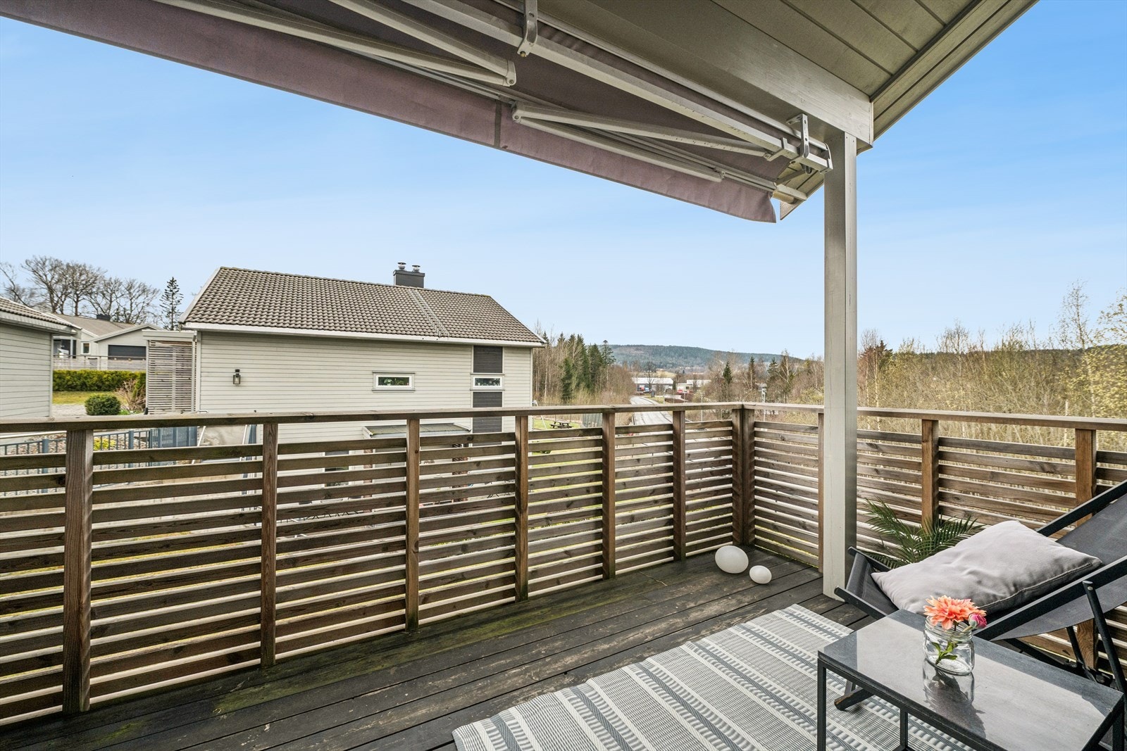 Terrassen på ca. 9 m² har adkomst direkte fra stuen. En praktisk markise gir skjerming ved behov. Galleribilde