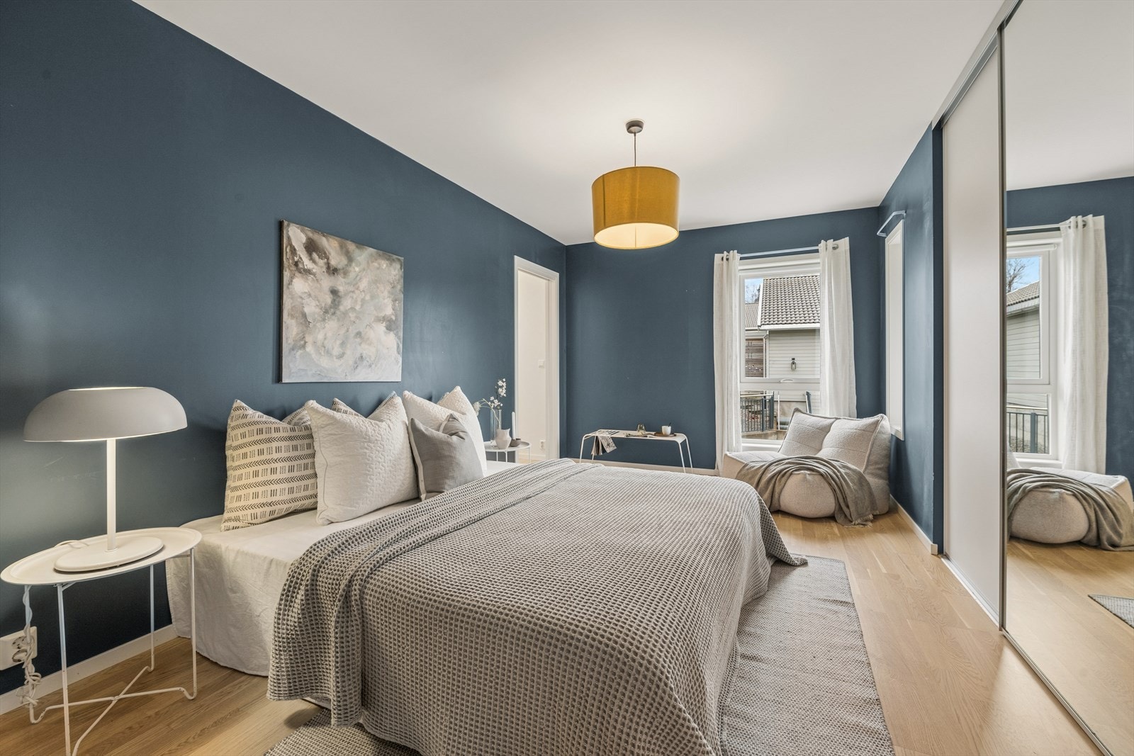 Hovedsoverommet har god plass til dobbeltseng og en romslig skyvedørsgarderobe for effektiv oppbevaring. Galleribilde