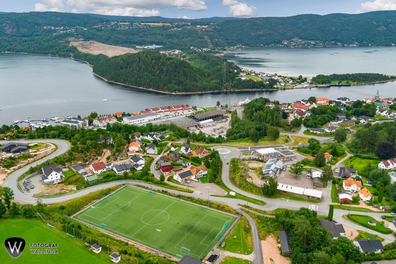 Det er kort kjøretur til idrettsanlegg, skoler og barnehager. Galleribilde