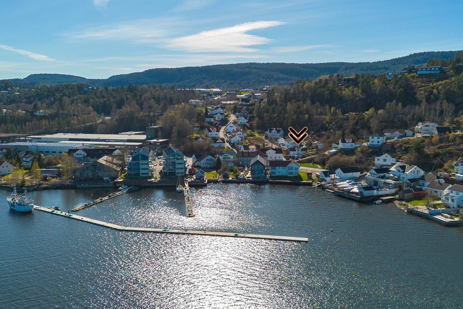 Boligen har en svært god beliggenhet ved havna, kun 80 meter fra bryggekanten. Galleribilde