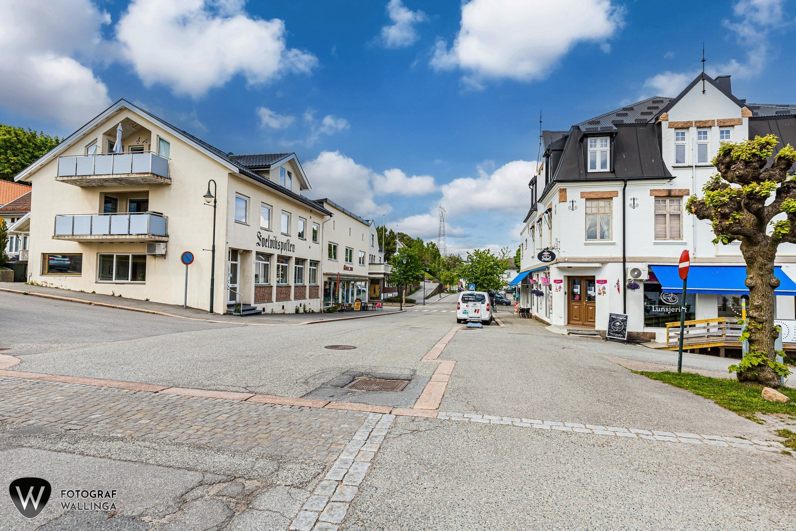 En hyggelig spasertur til sentrum med flere caféer, dagligvare og restauranter. Galleribilde