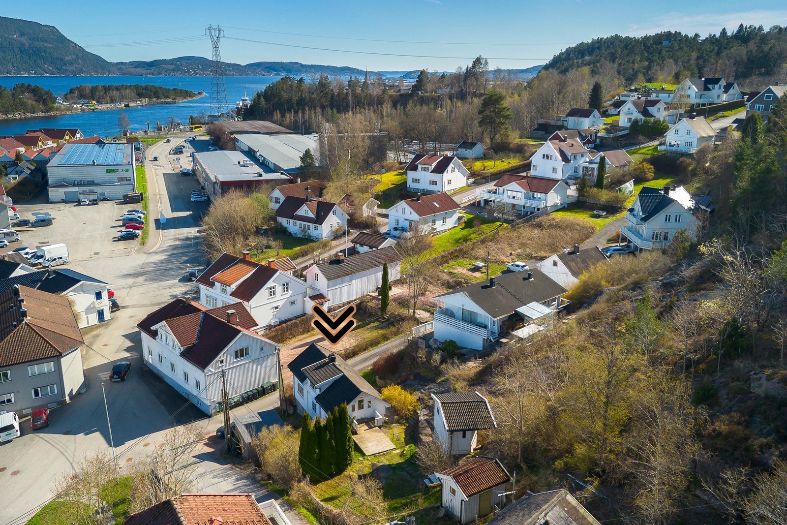 Boligen ligger rett ved Svelvik nærsenter med Kiwi og Rema 1000. Galleribilde