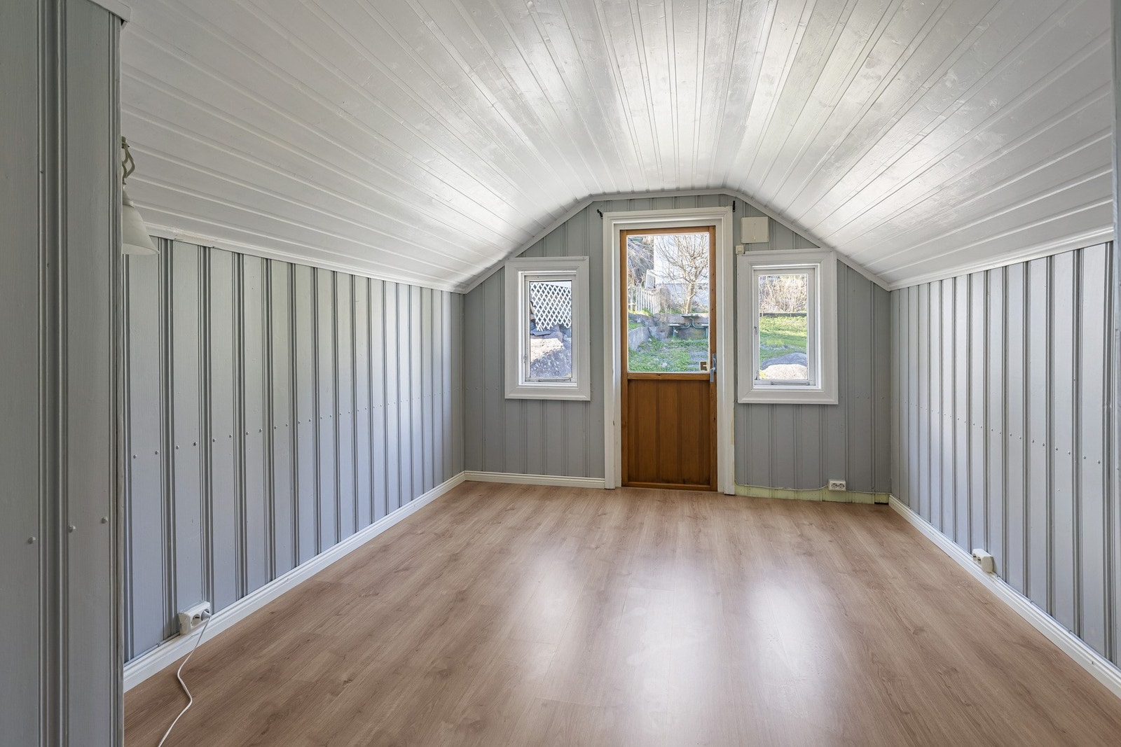 Soverom 2 med utgang til terrassen og hage. Galleribilde