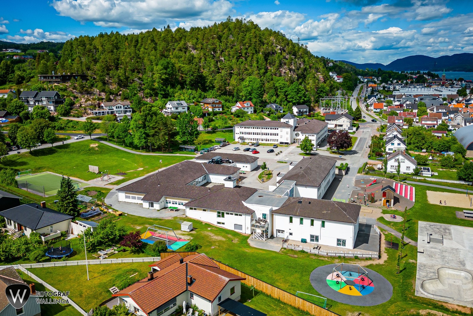 Svelvik skole med trinn fra 1-10. trinn. Galleribilde