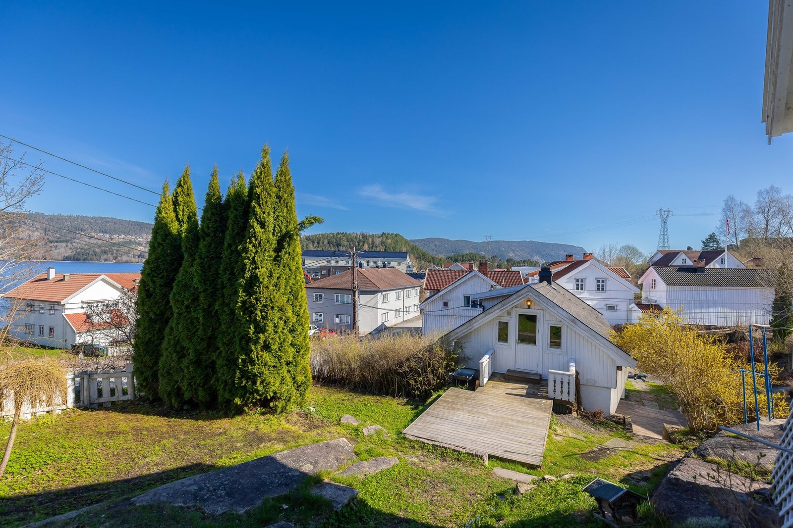 Enebolig kun 80 meter fra fjordkanten og bryggelivet. Galleribilde