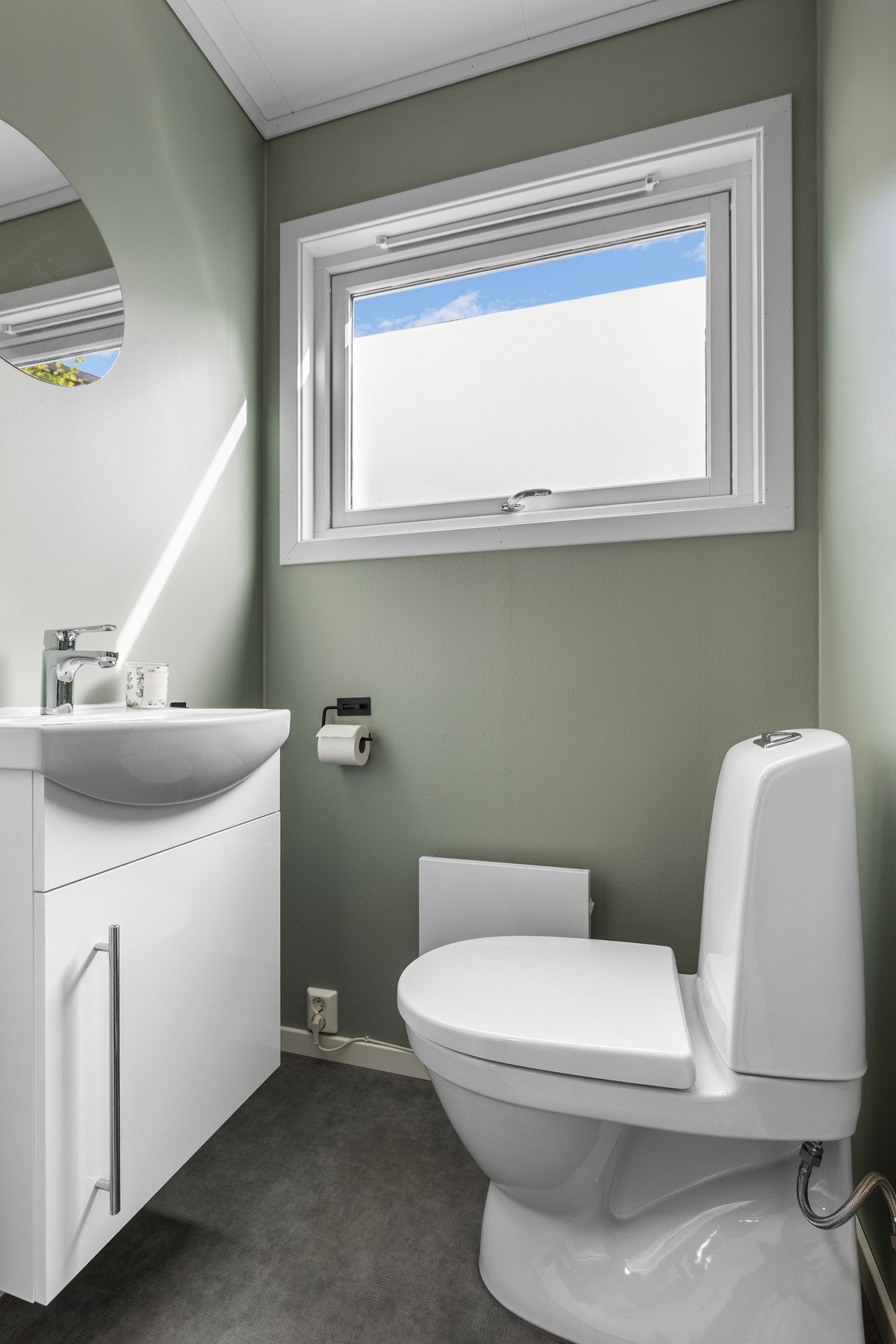 I første etasje, ved entreen, finner du et separat WC-rom. Dette er praktisk plassert for både beboere og gjester. Galleribilde