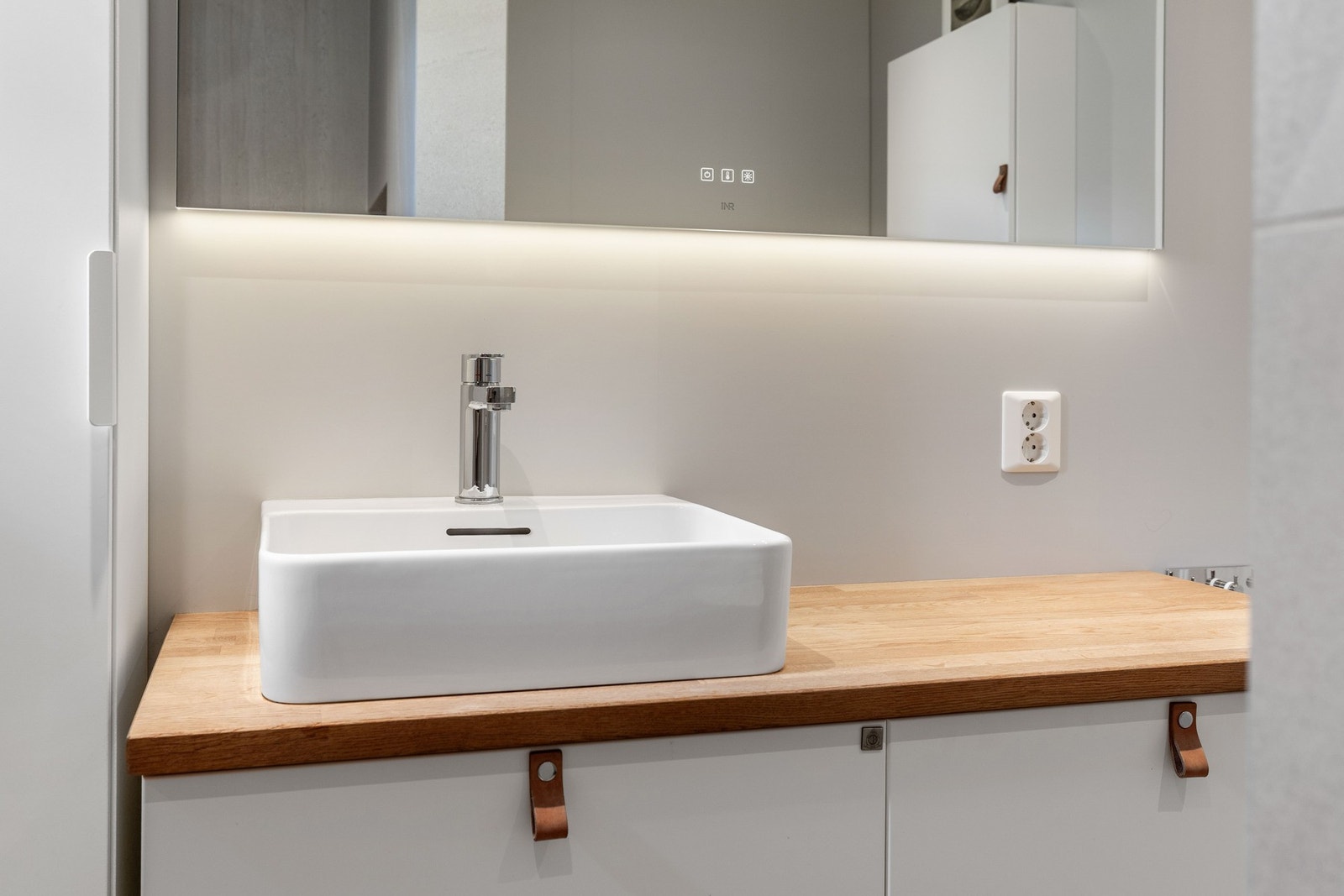 Badet holder en tidsriktig standard med grå fliser på gulvet og behagelig gulvvarme. Galleribilde