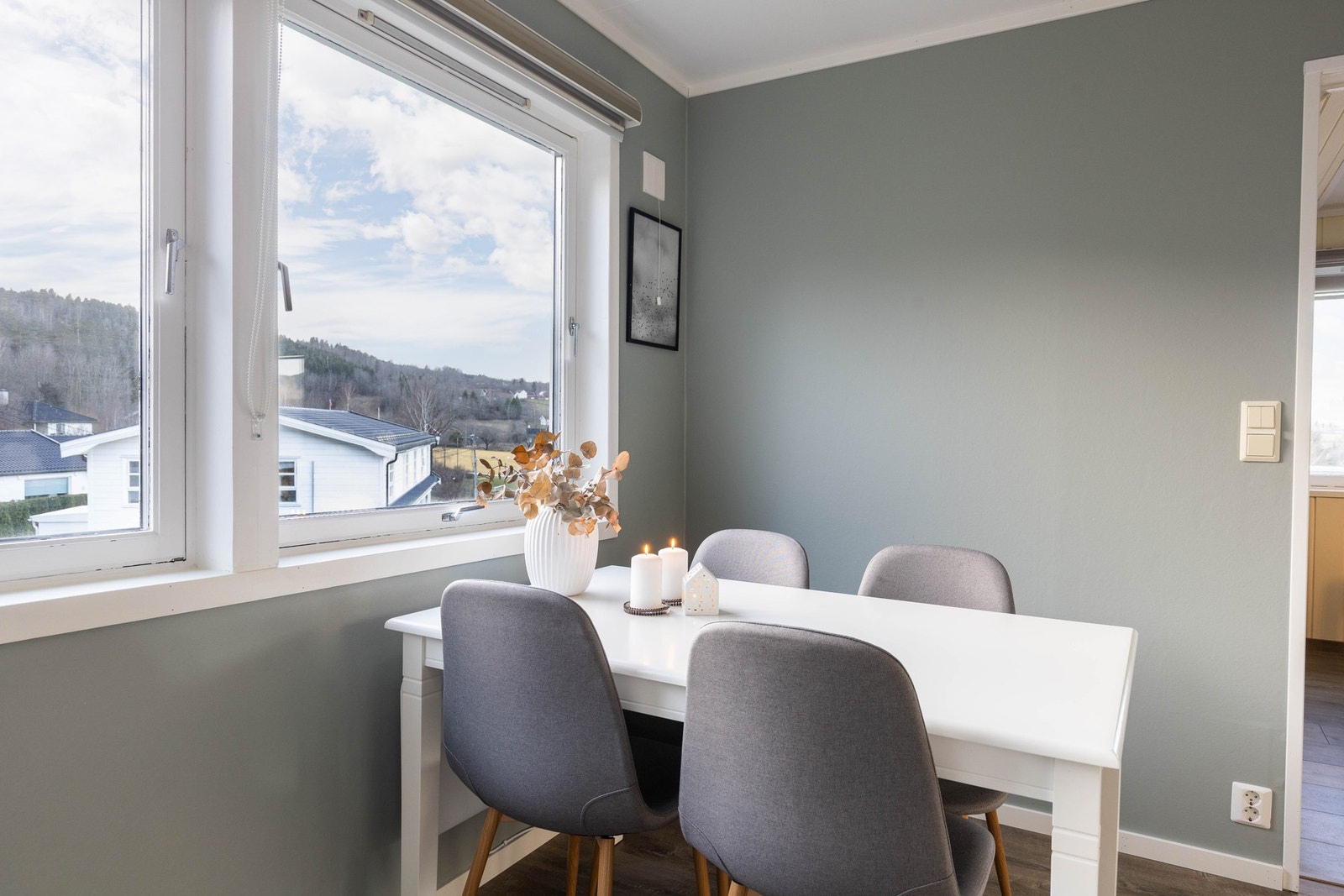 Det er også plass til spisebord på kjøkkenet. Galleribilde