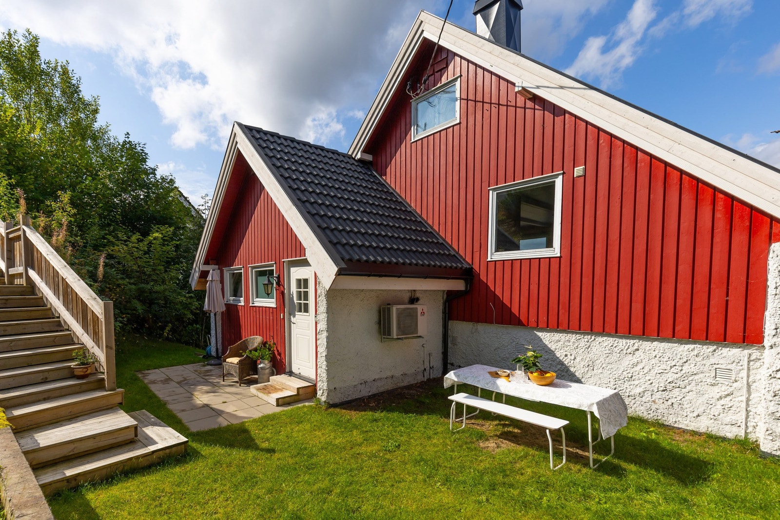 Boligen ligger høyt og fritt med flott utsikt og gode solforhold sommerstid, inkludert kveldssol på balkongen. Galleribilde