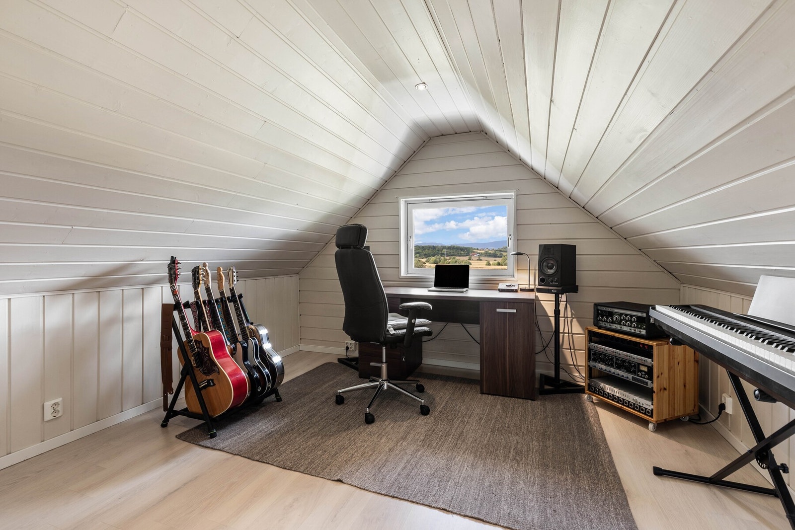 Boligen har i tillegg et loft som i dag er innredet som et kombinert kontor og musikkrom. Dette er et allsidig rom med mange bruksmuligheter - perfekt som hjemmekontor, hobbyrom eller ekstra oppholdsrom. Galleribilde