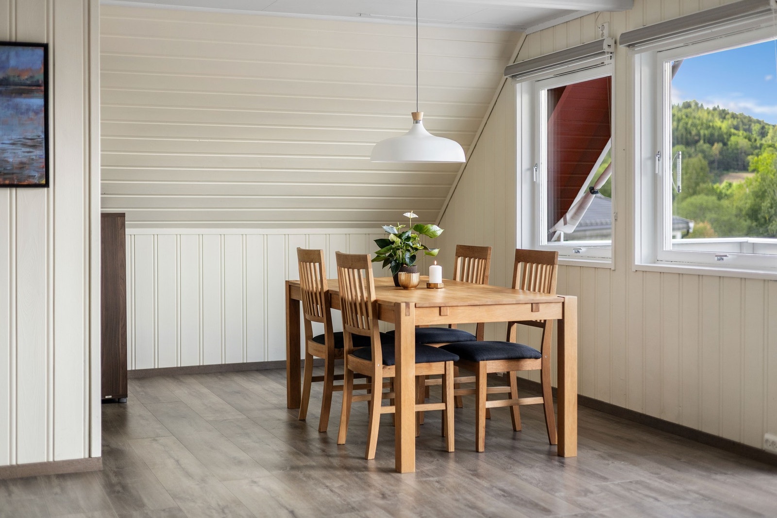 Den romslige stuen har god plass til spisebord. Galleribilde