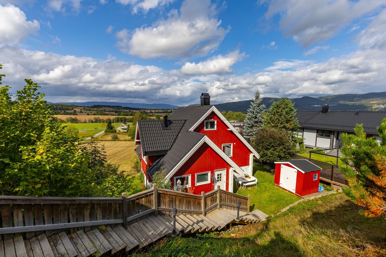 Eiendommen har to parkeringsplasser rett ved trappen ned til huset. Galleribilde