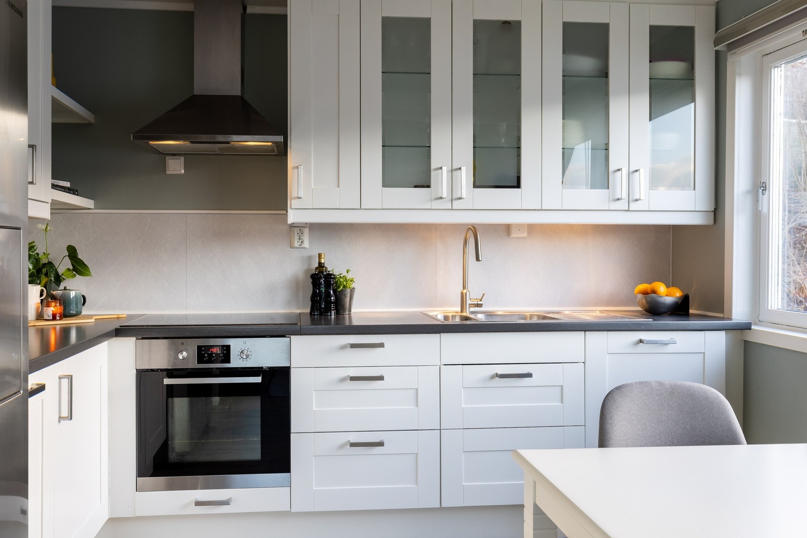 Innredningen er fra 1999, levert av Ikea Kjøkken, og fremstår som funksjonell med profilerte fronter og en laminert benkeplate med nedfelt utslagsvask. Galleribilde