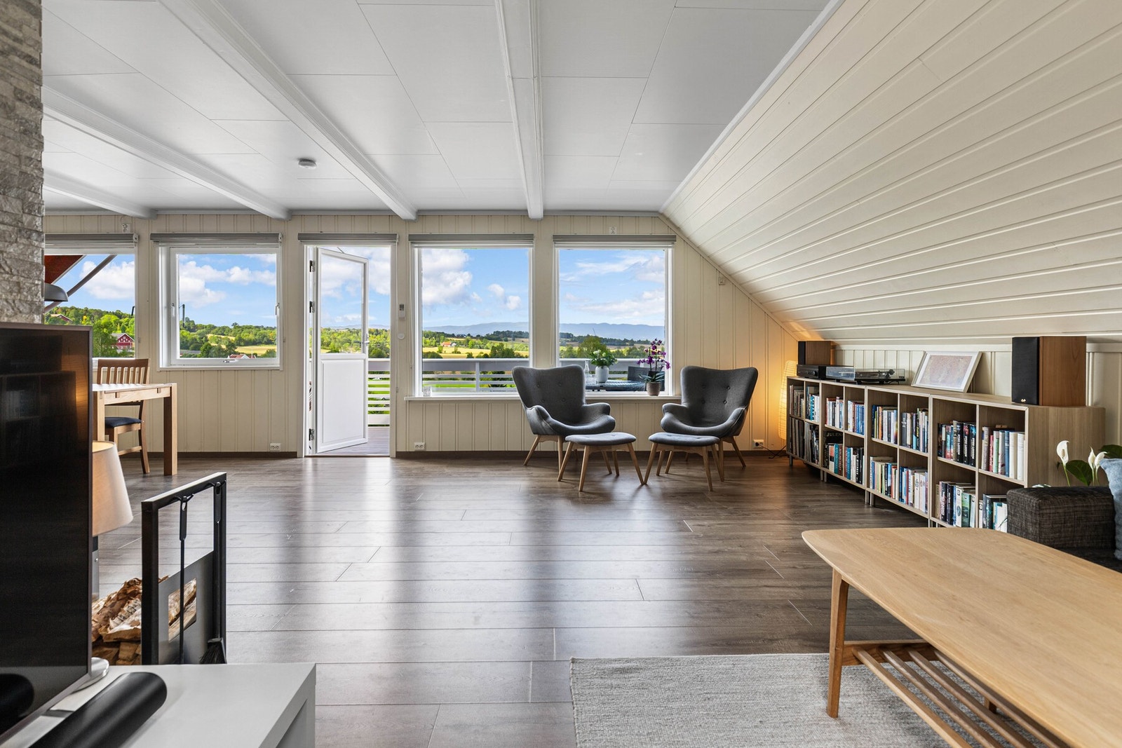 Store vindusflater slipper inn rikelig med naturlig lys og bidrar til en lys og åpen romfølelse, samtidig som de gir flott utsyn til omgivelsene. Galleribilde