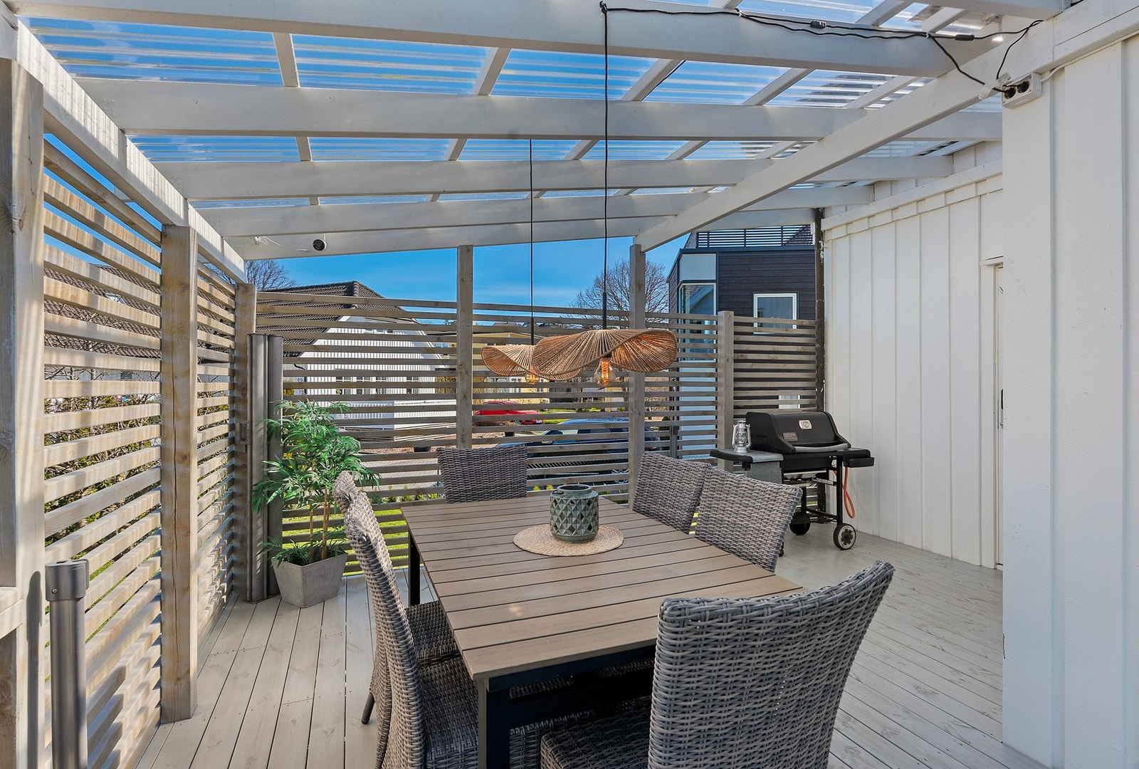 Stor fin terrasse med overbygg Galleribilde