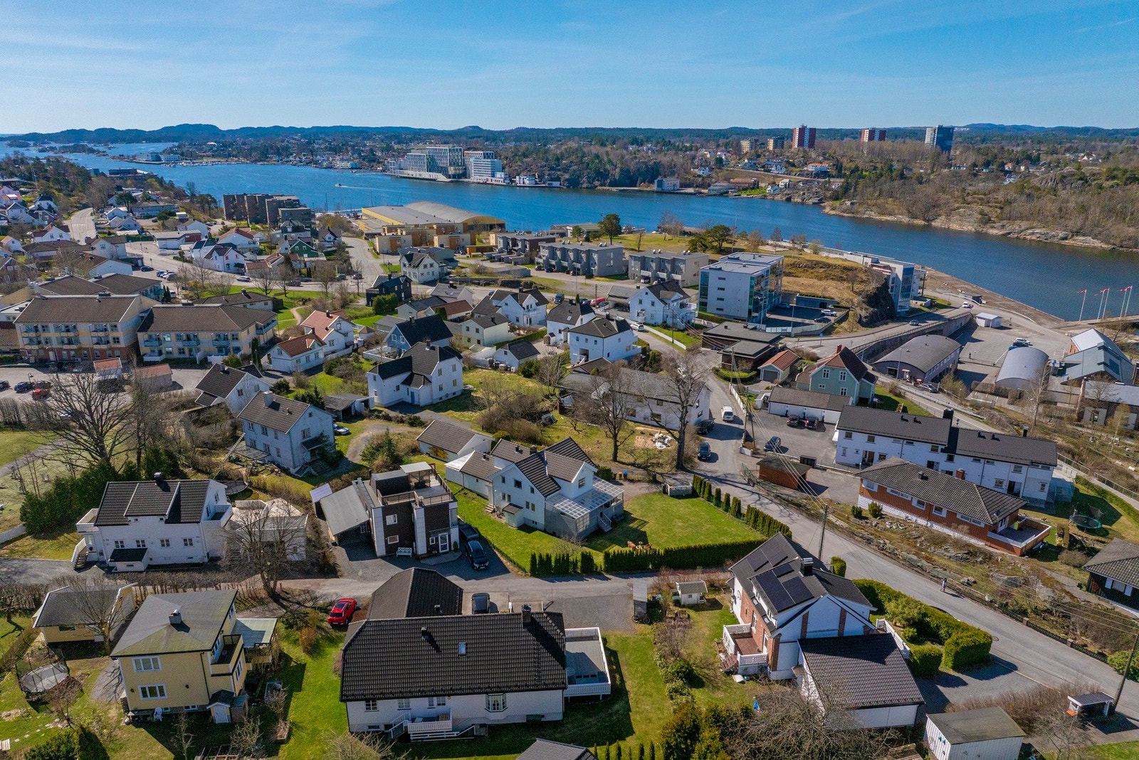 Perfekt beliggenhet på solsiden av fjorden Galleribilde