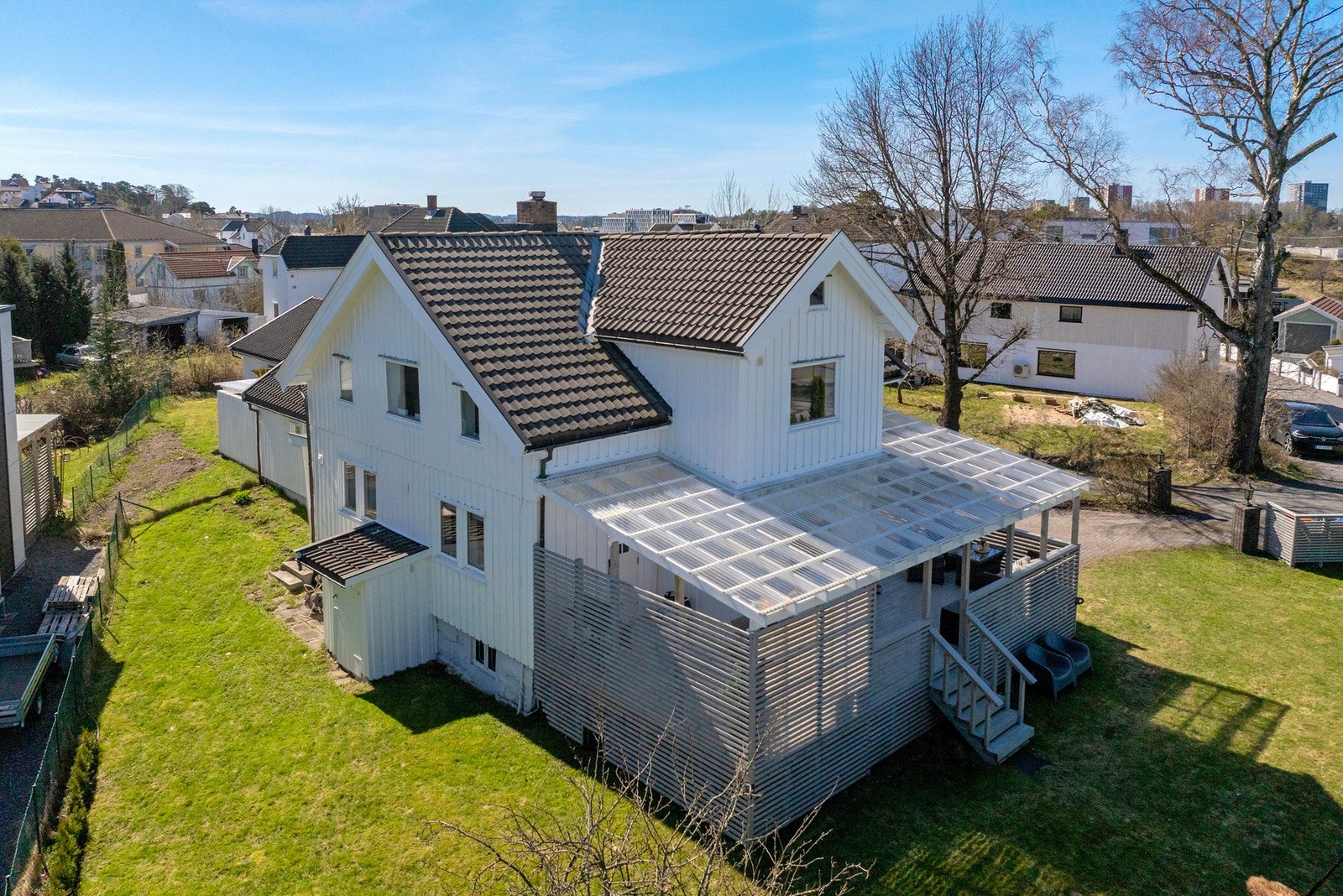 Fine uteplasser rundt boligen - pent opparbeidet med gressplen og hekk Galleribilde