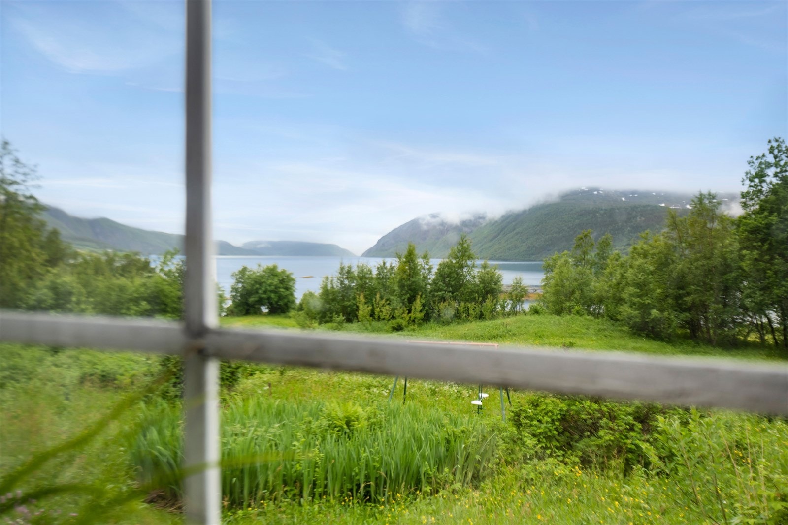 Utsikt over Laupen til høyre, Sandnes og Bardal mot venstre. Galleribilde