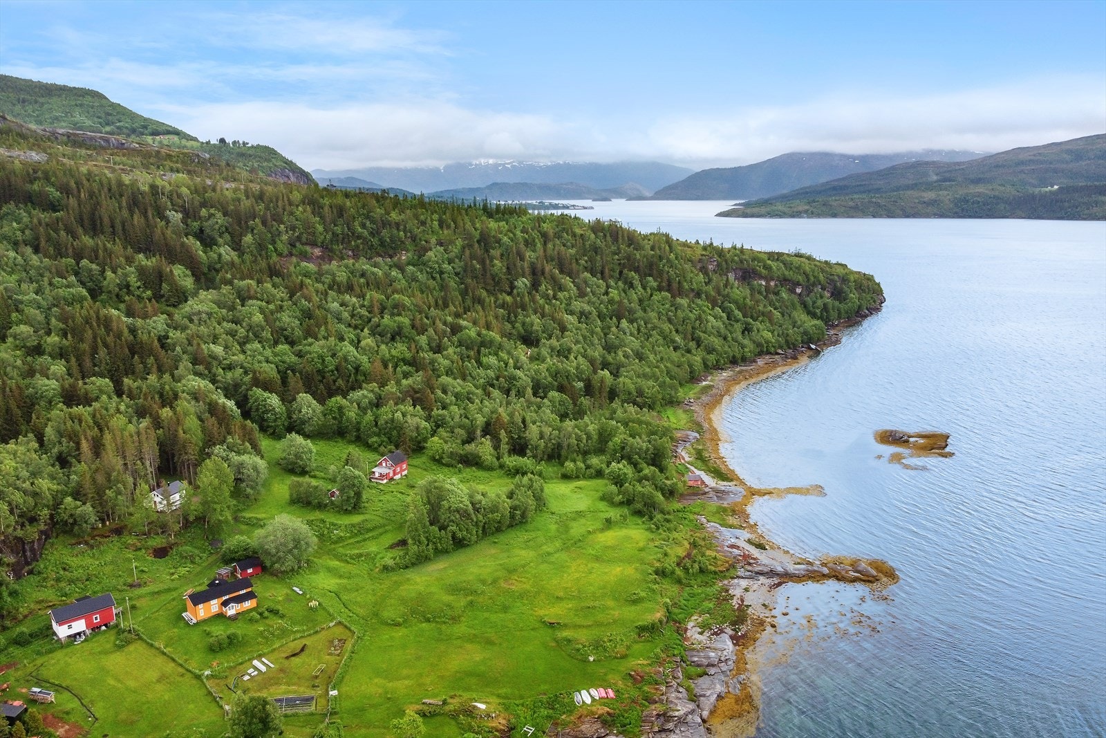 Aktiv Helgeland ved Roger Clausen har den glede å presentere Brattlandsveien 120. Foto; Diakrit/ Kjetil Iversen. Galleribilde