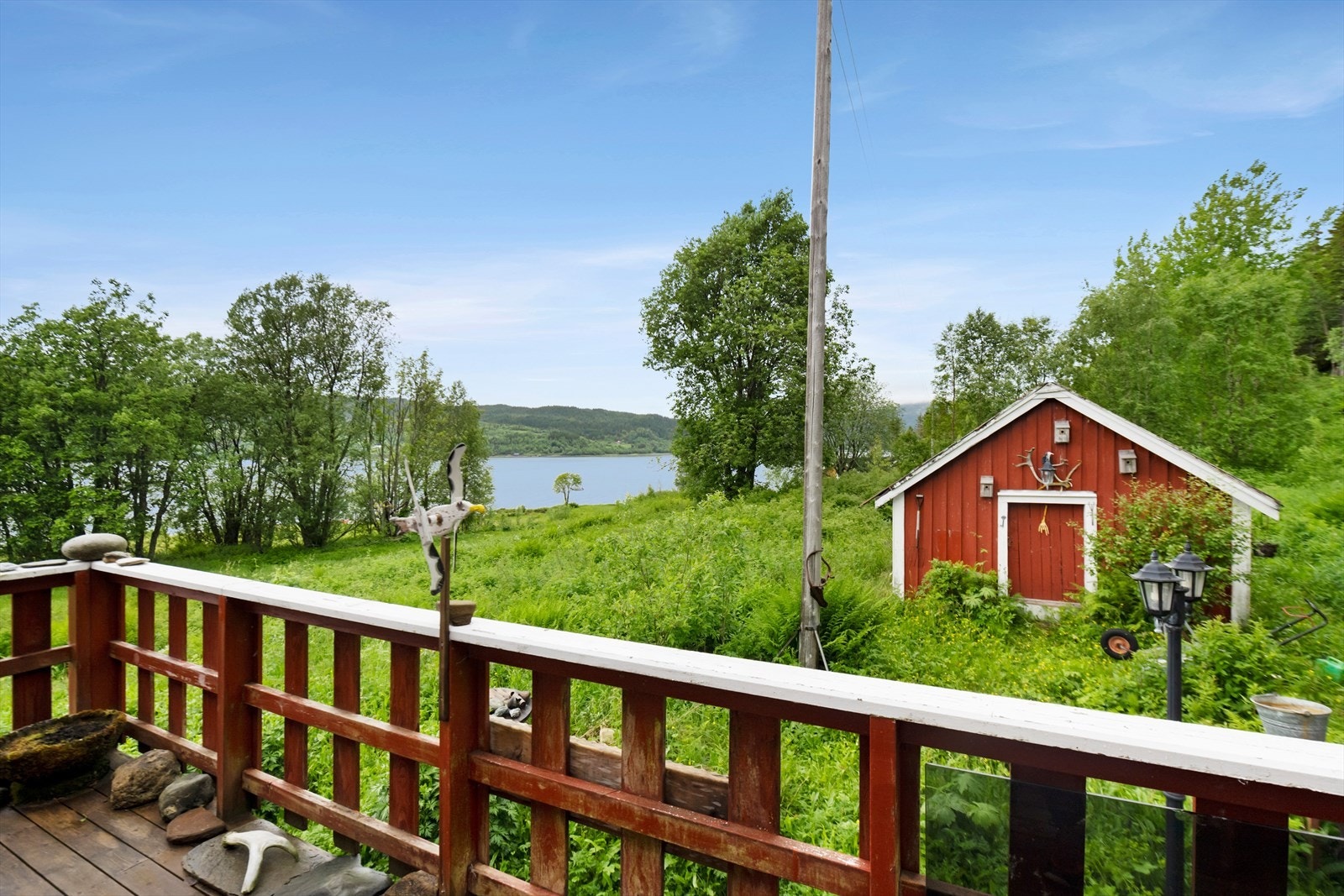 Ved inngangspartiet er det etablert en hyggelig altan med flott utsikt! Galleribilde