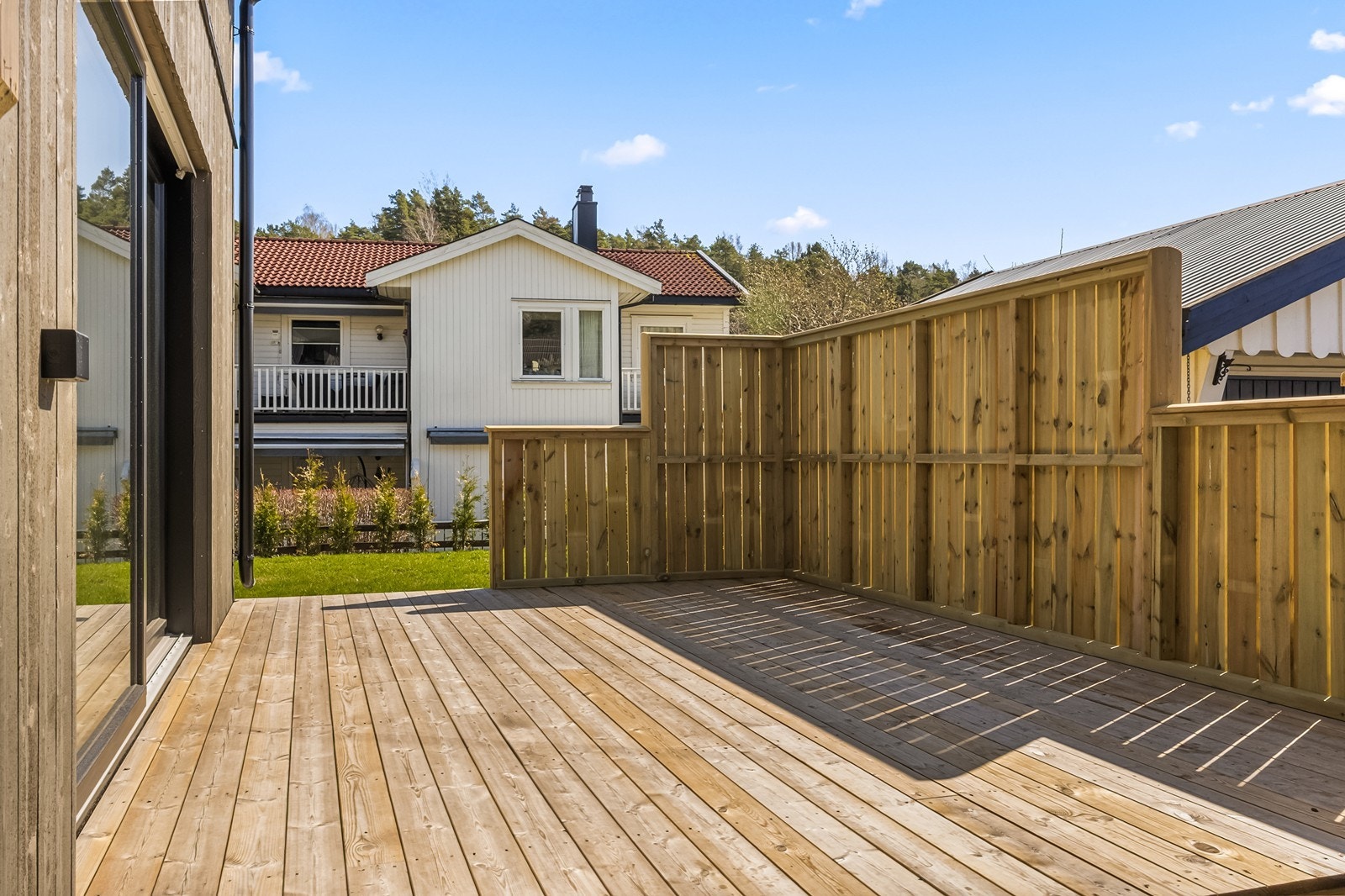 Levegg som gir en lun og skjermet terrasse. Galleribilde