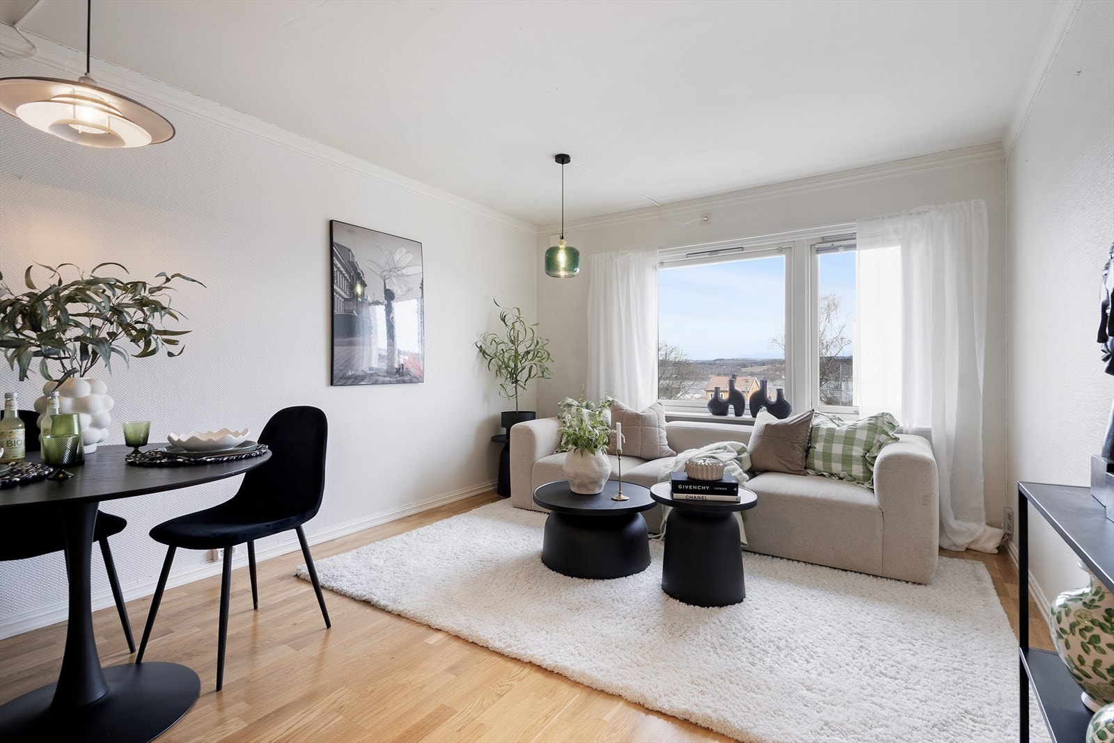 Plass til både sofa og spisebord. Galleribilde