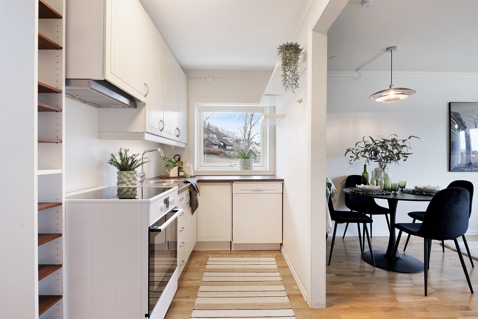 Kjøkken med lys innredning. Galleribilde