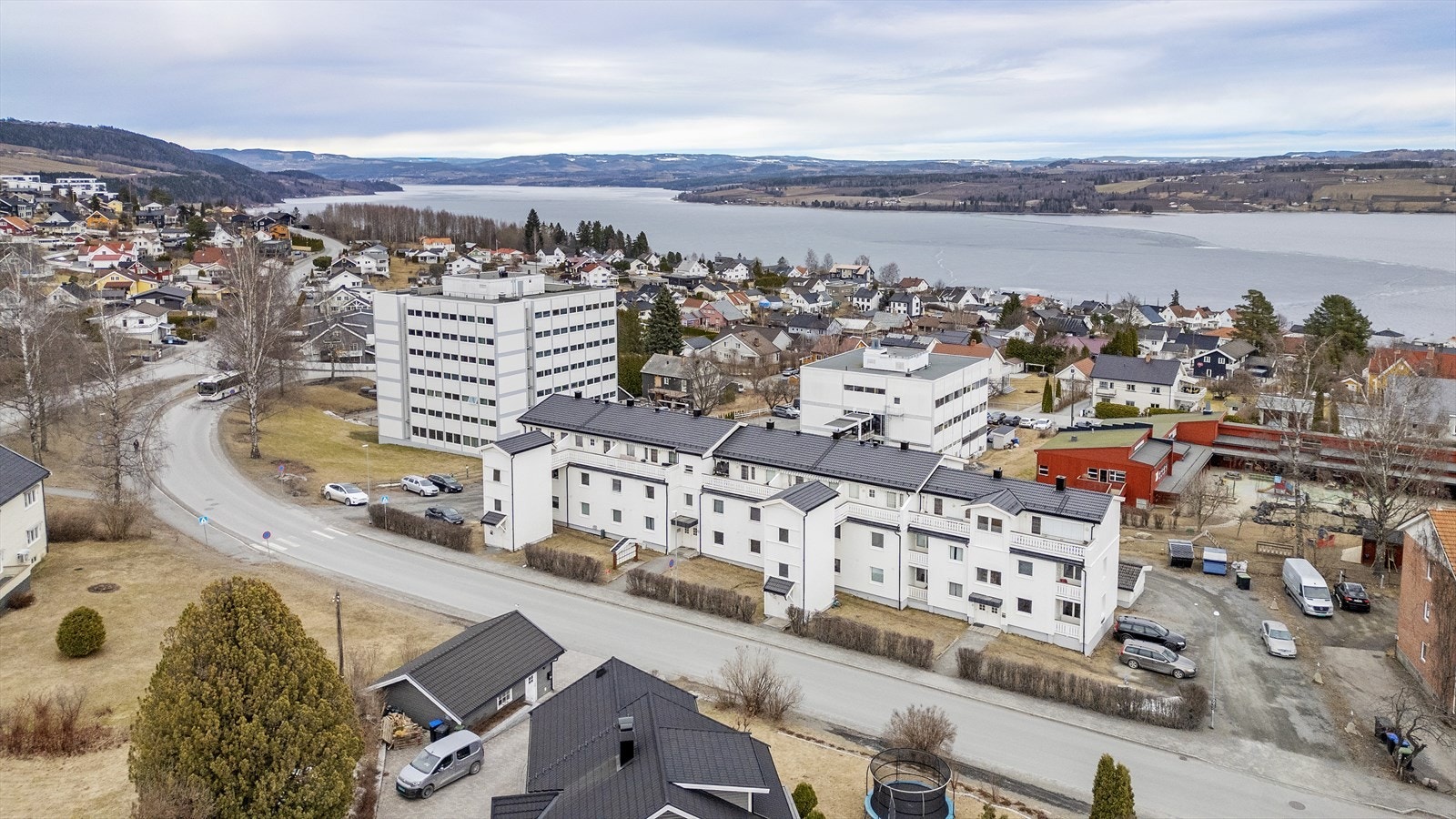 Kort veg til buss retning sentrum. Galleribilde