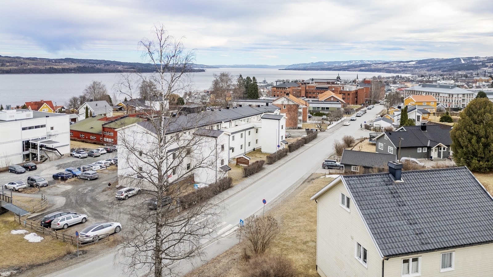 Kort veg til dagligvare og Gjøvik stadion. Galleribilde