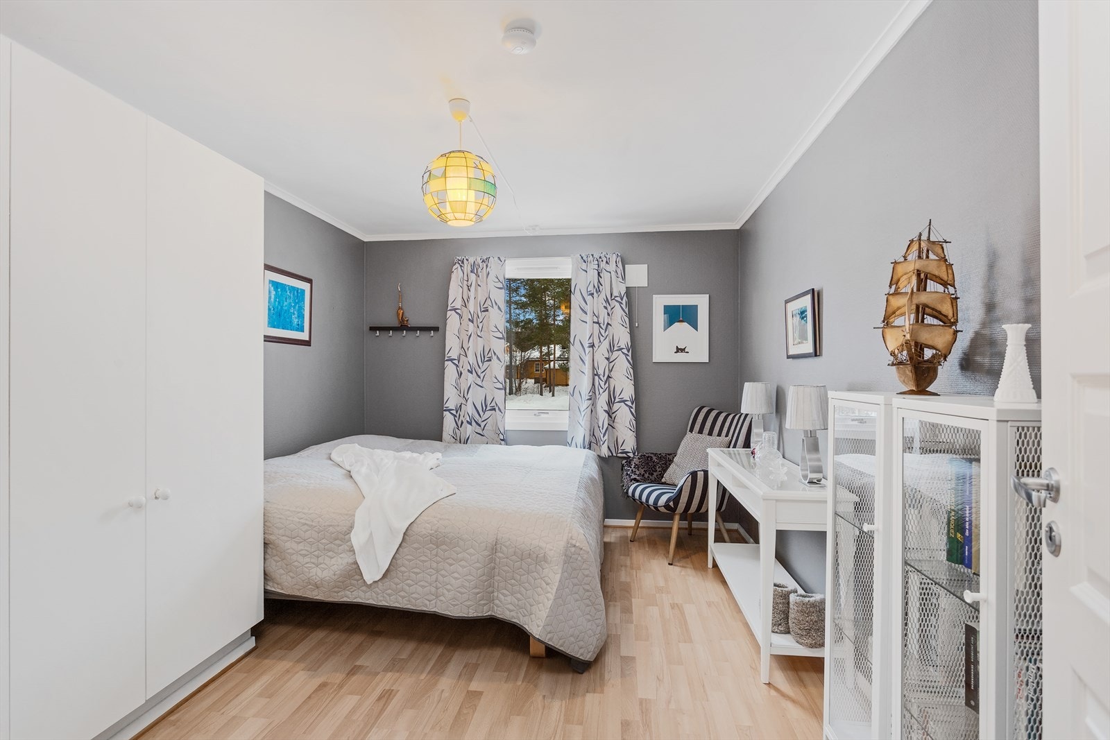 Lyst og romslig soverom. God plass for både stor seng og skap! Galleribilde